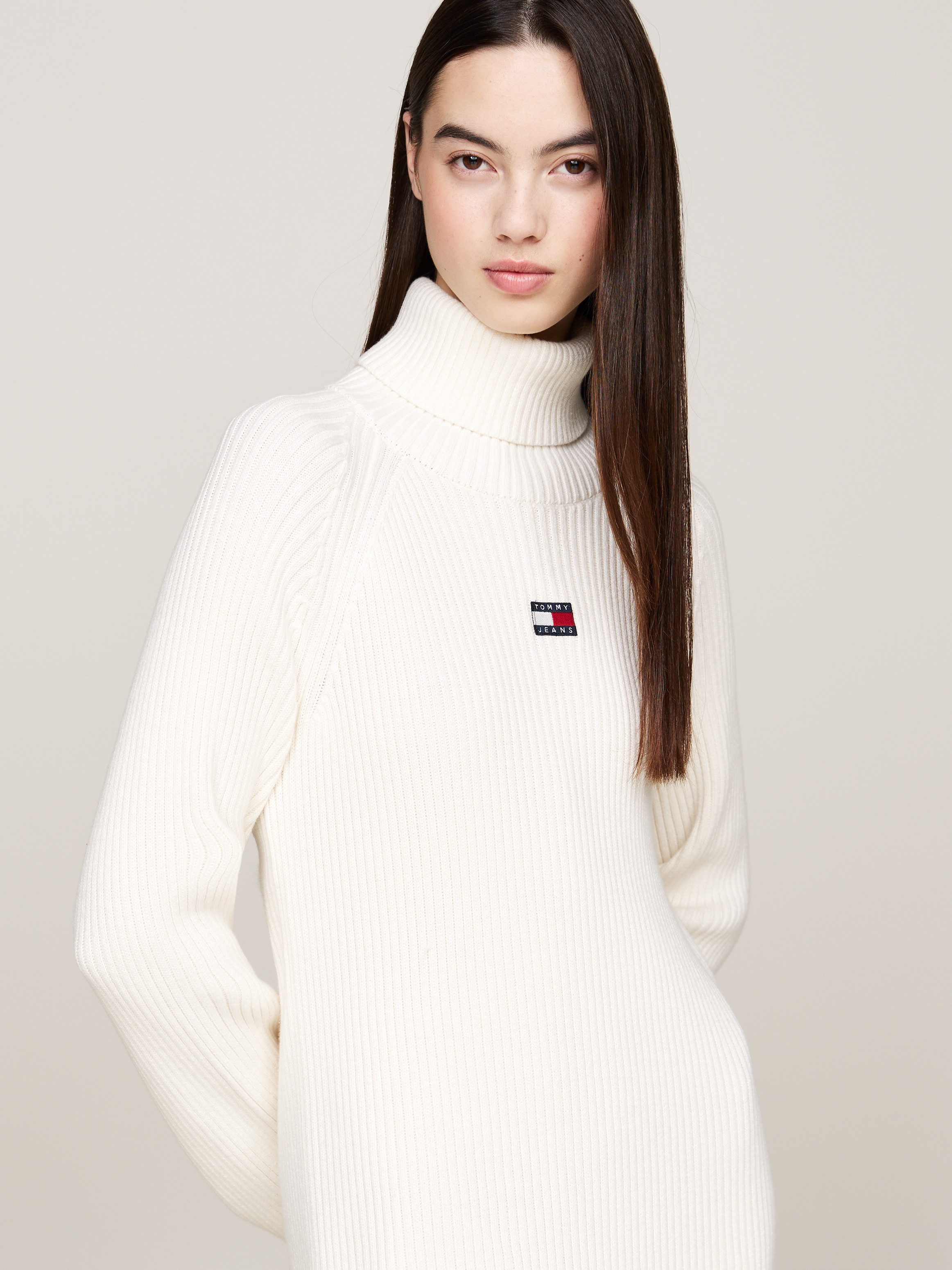 TOMMY JEANS Gebreide jurk TJW MOCKNECK BADGE SWEATER DRESS
