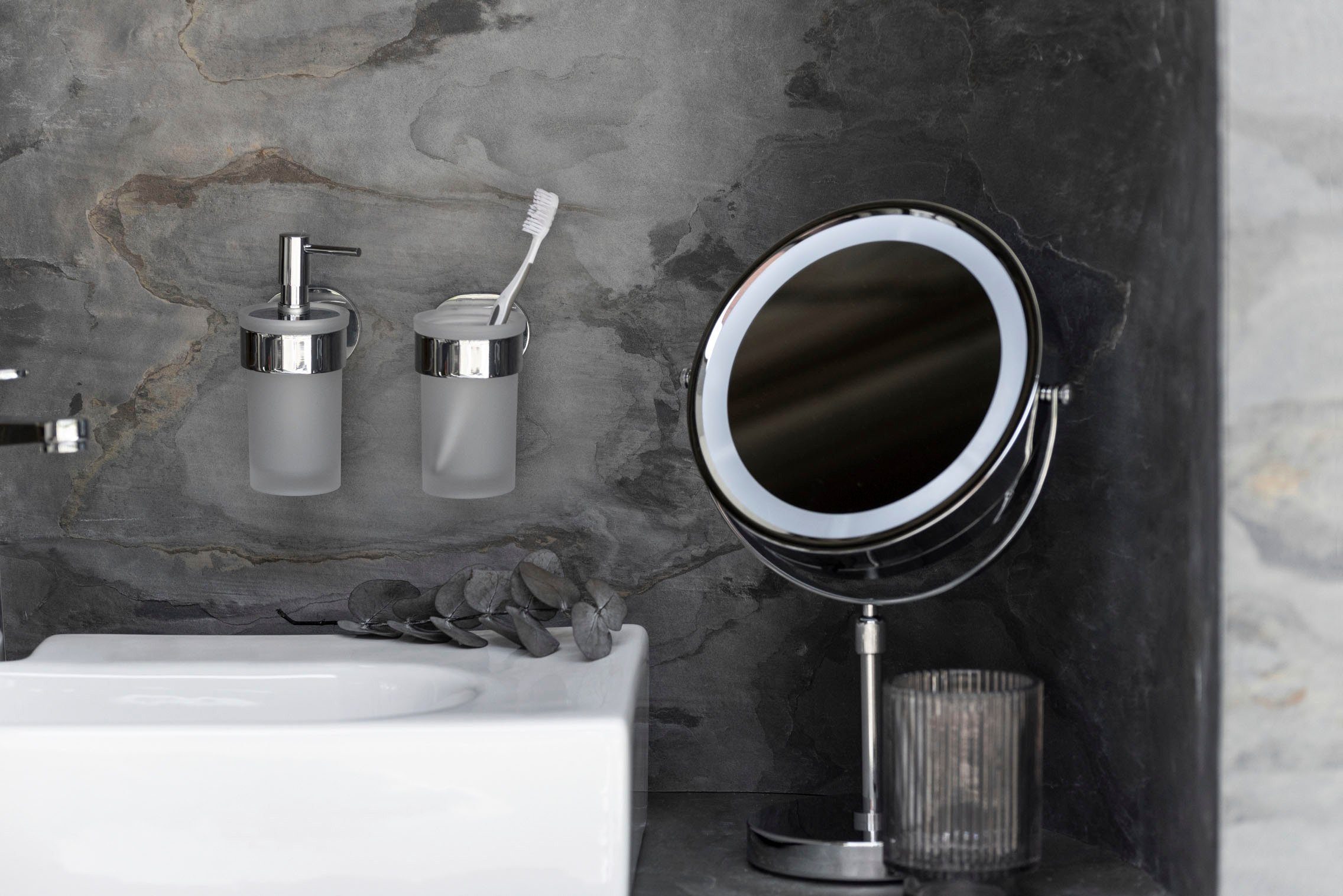 WENKO Poetsbeker UV-Loc® Maribor bevestigen zonder boren met innovatief plaksysteem
