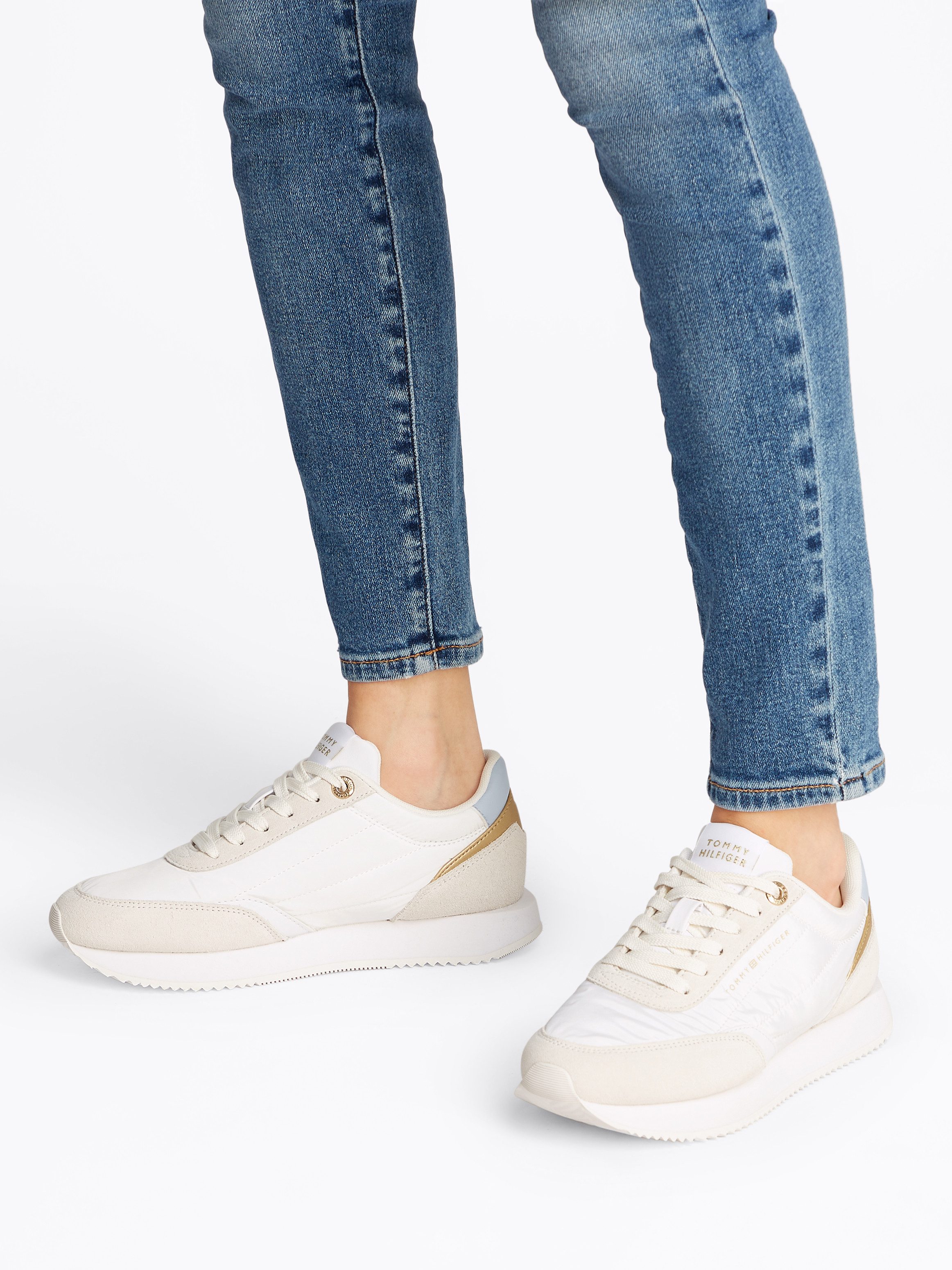 Tommy Hilfiger Plateausneakers ESSENTIAL RUNNER vrijetijdsschoen, lage schoen, veterschoen met contrastafwerkingen
