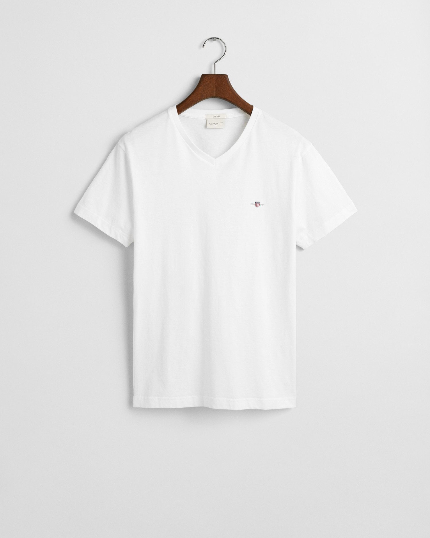 Gant T-shirt SLIM SHIELD V-NECK T-SHIRT met een klein geborduurd logo op de borst