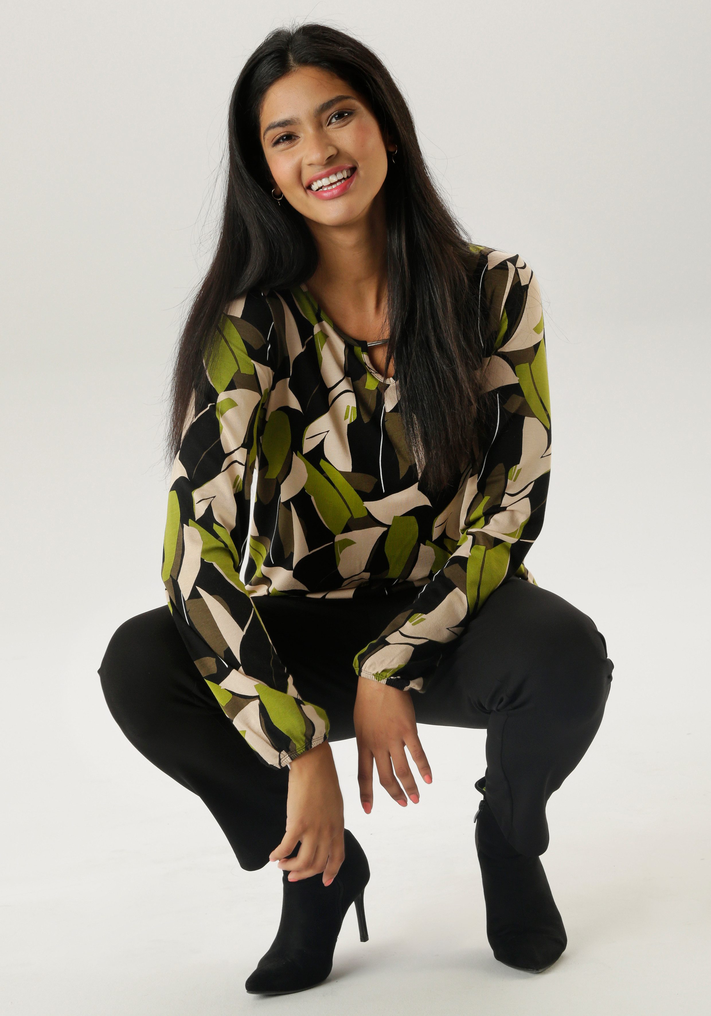 Aniston SELECTED Shirt met lange mouwen met cut-out en fantasierijke print - nieuwe collectie