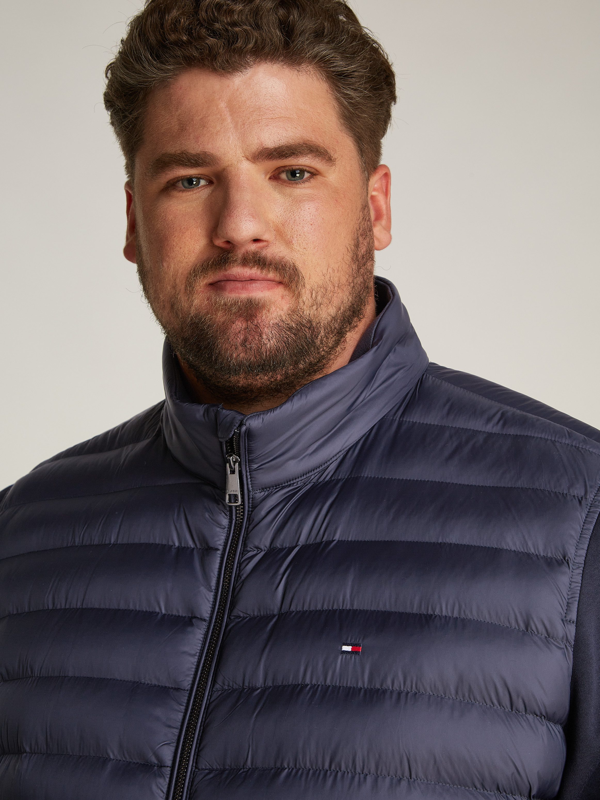 Tommy Hilfiger Jack in collegestijl BT-MIX MEDIA STAND CLLR-B in grote maten, met gestikte inzet aan de voorkant
