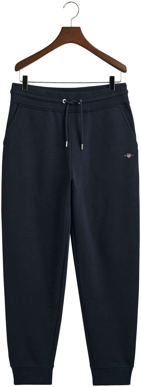 Gant Sweatbroek REG SHIELD SWEATPANTS met logo-borduurwerk onder de boord