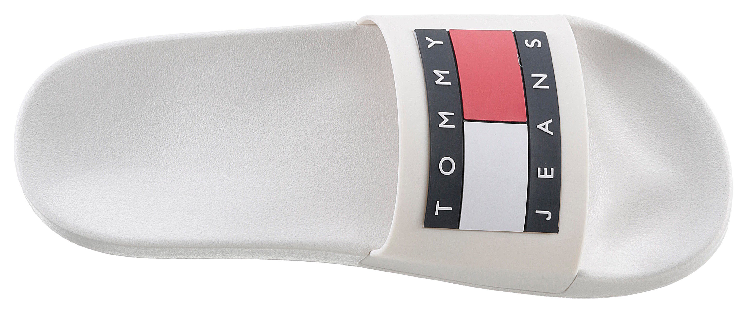 TOMMY JEANS Badslippers TOMMY JEANS POOL SLIDE ESS zomerschoen, badschoens, slippers, met opvallende logo-vlag