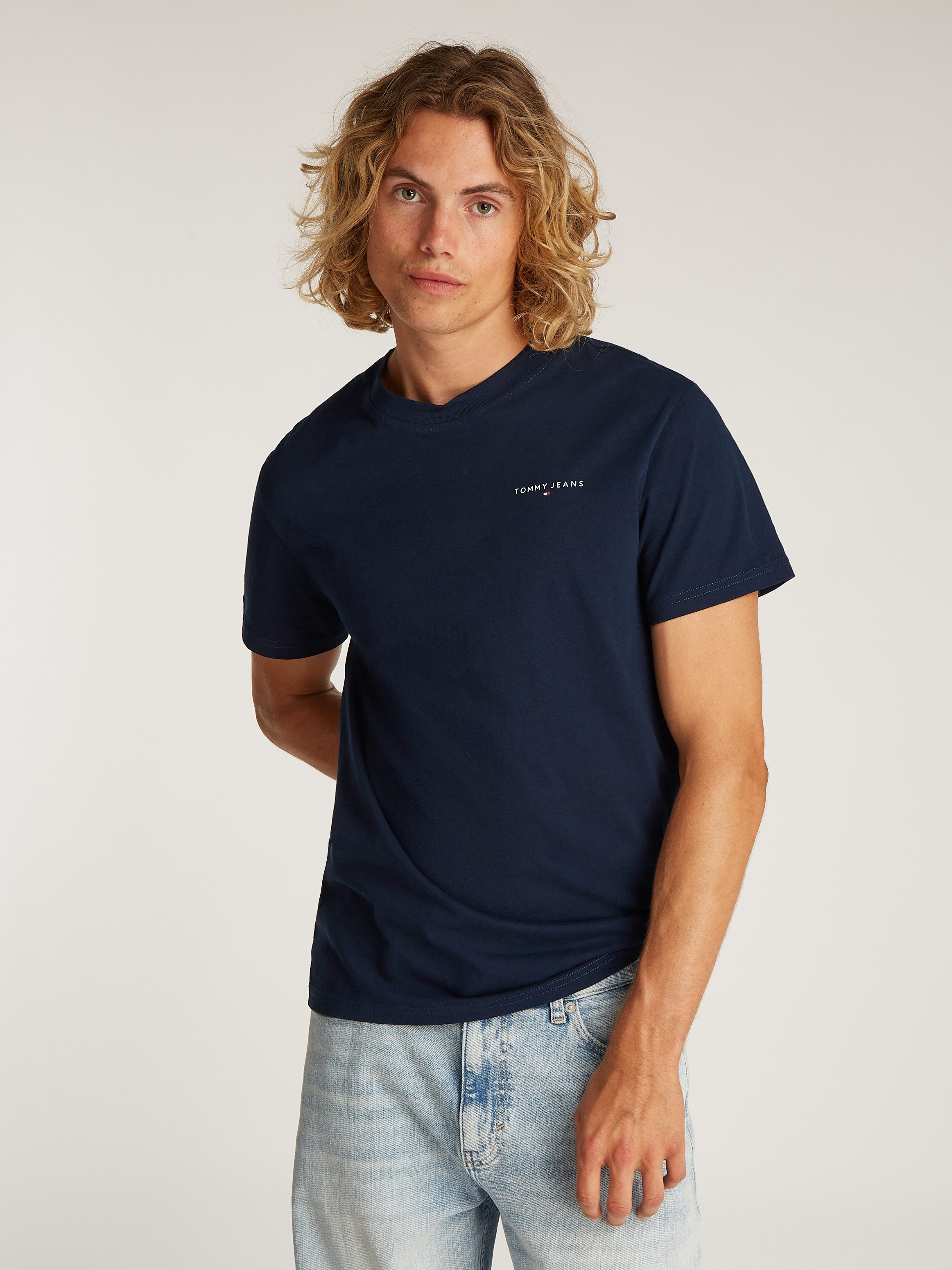 Tommy Jeans Plus Shirt met ronde hals TJM SLIM LINEAR CHEST SS TEE EXT