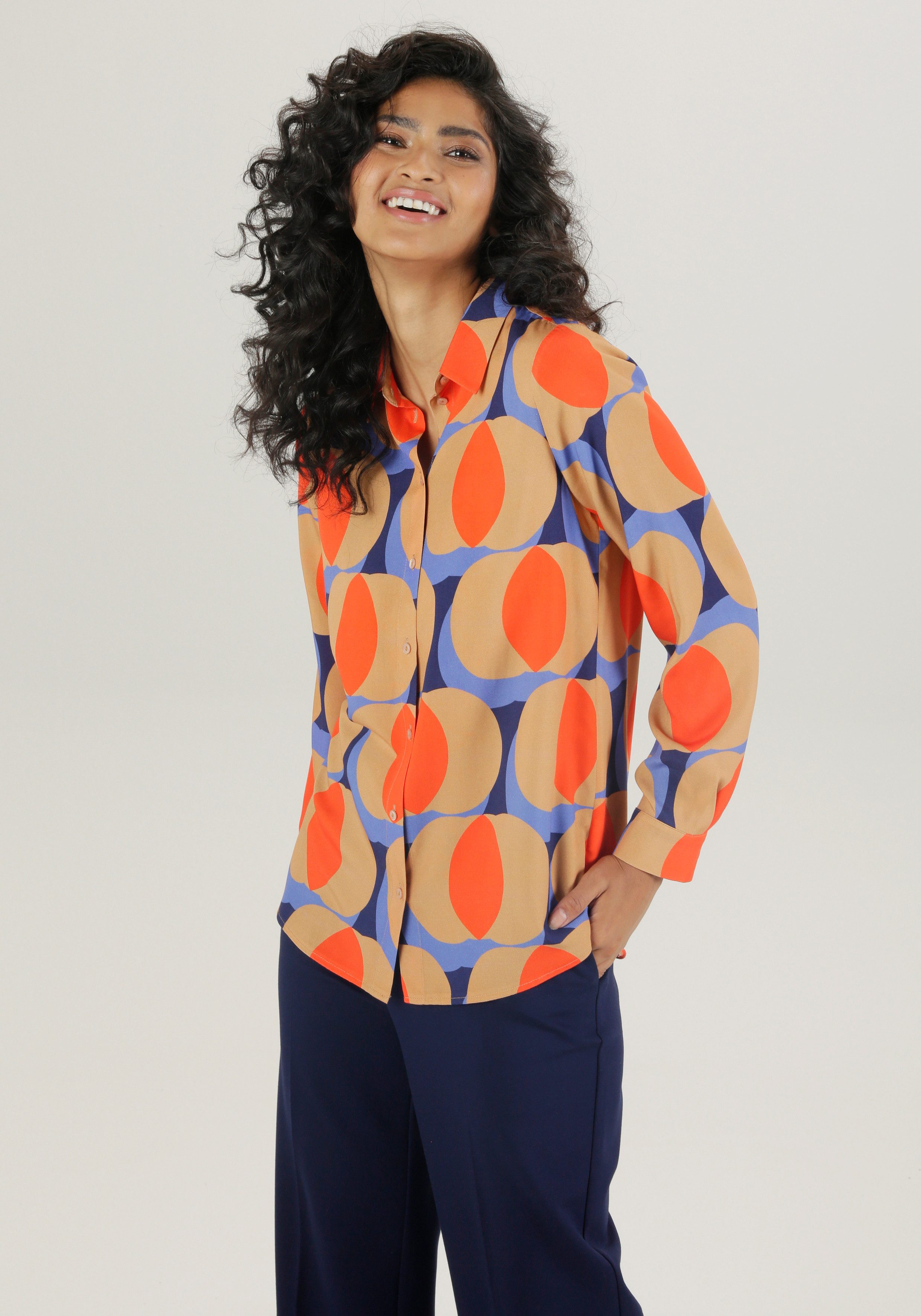 Aniston SELECTED Overhemdblouse met retro-patroon en figuurvriendelijke pasvorm