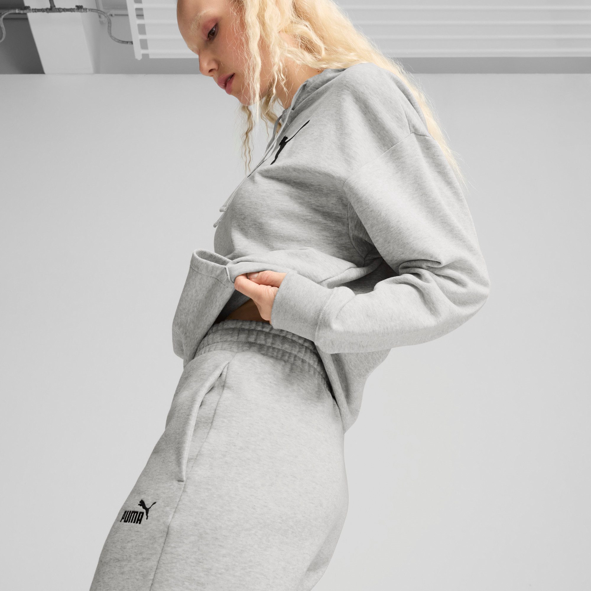 PUMA Trainingsbroek ESS SMALL NO. 1 LOGO COMFORT HIGH-WAIST SWEATPANTS FL CL