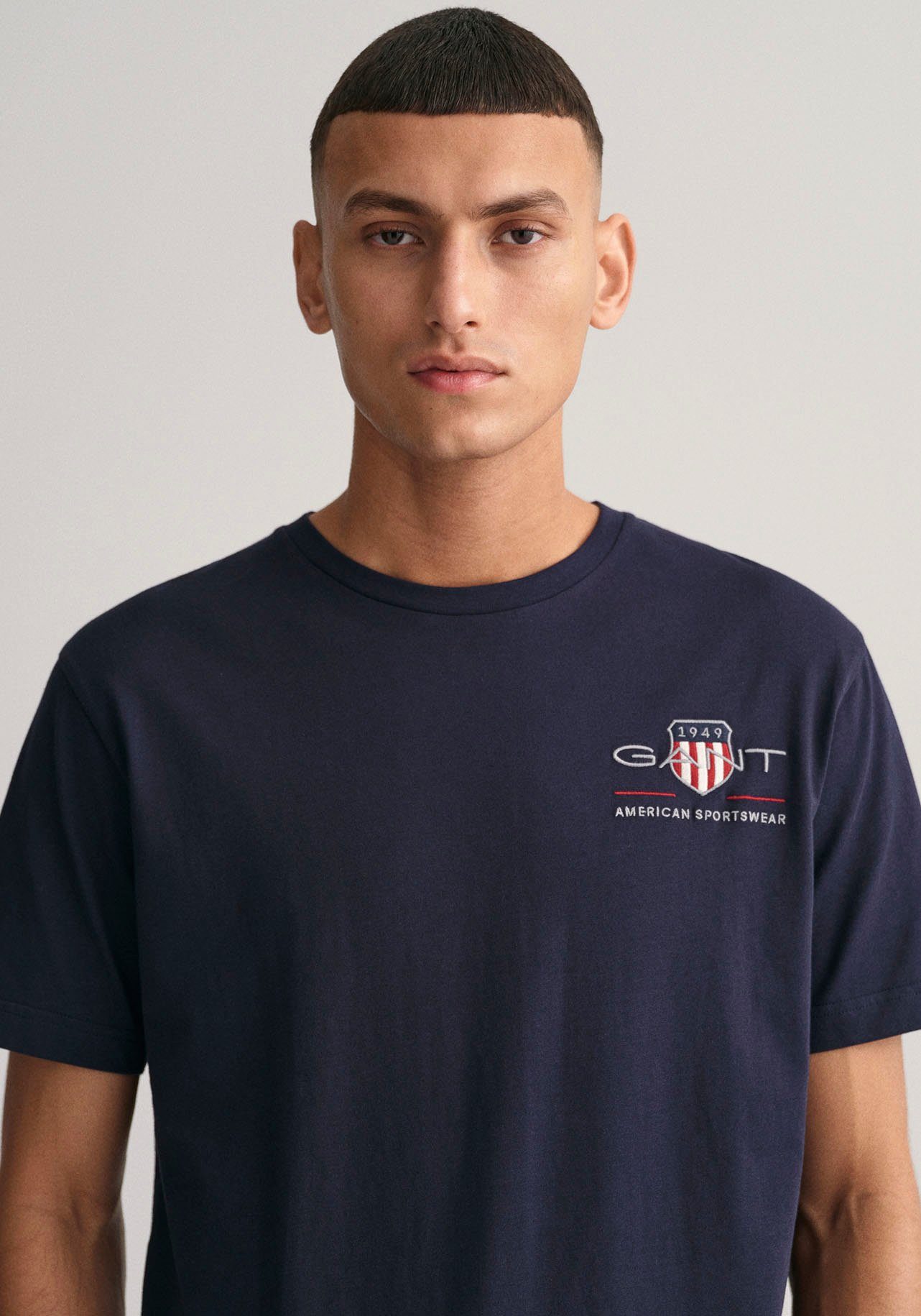 Gant T-shirt REG ARCHIVE SHIELD EMB SS T-SHIRT geïnspireerd door het archief uit de jaren '80