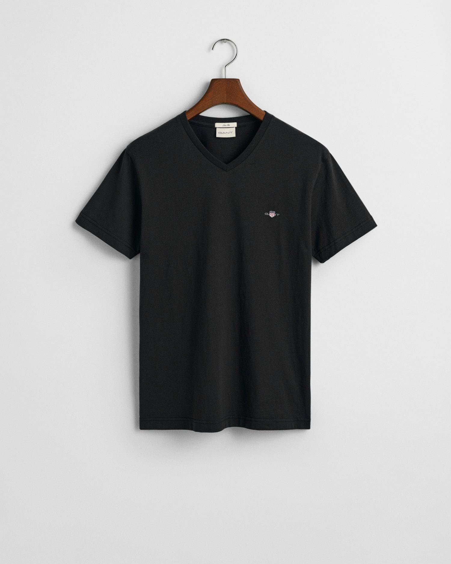 Gant T-shirt SLIM SHIELD V-NECK T-SHIRT met een klein geborduurd logo op de borst