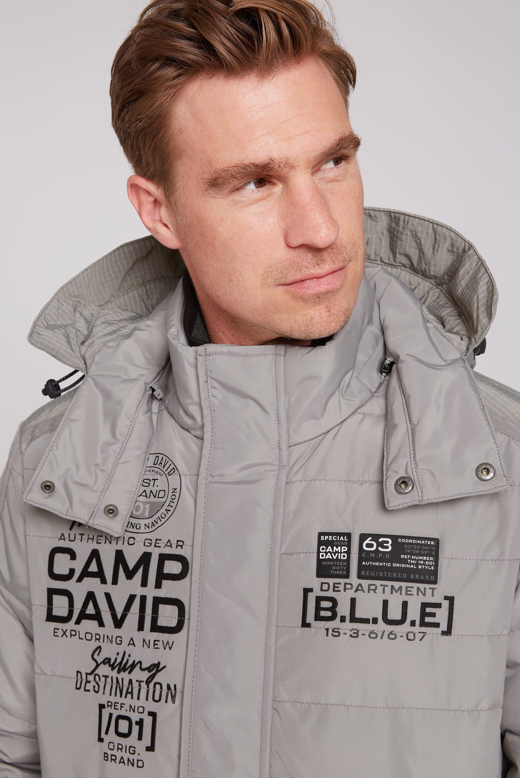 CAMP DAVID Gewatteerde jas met capuchon en ripstop-details