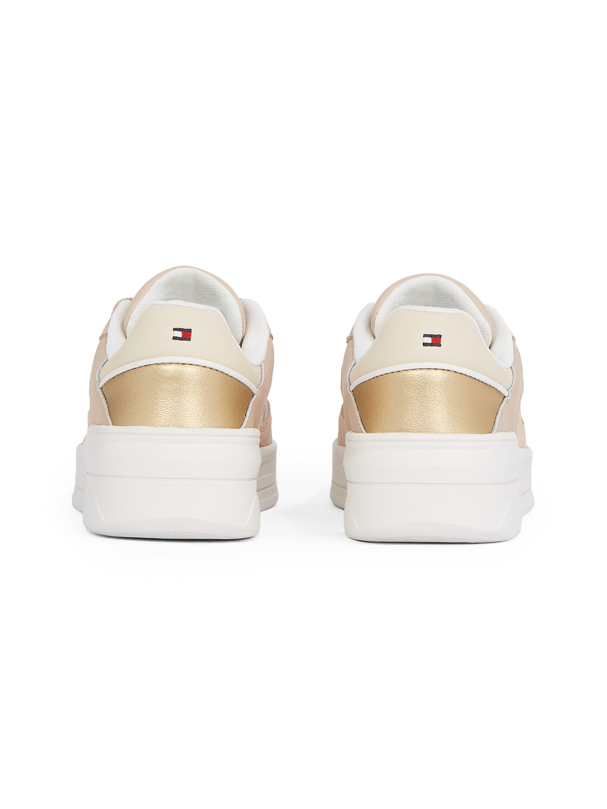Tommy Hilfiger Plateausneakers ESSENT BASKET SNEAKER METALLIC vrijetijdsschoen, lage schoen, veterschoen met zijlogo-vlag