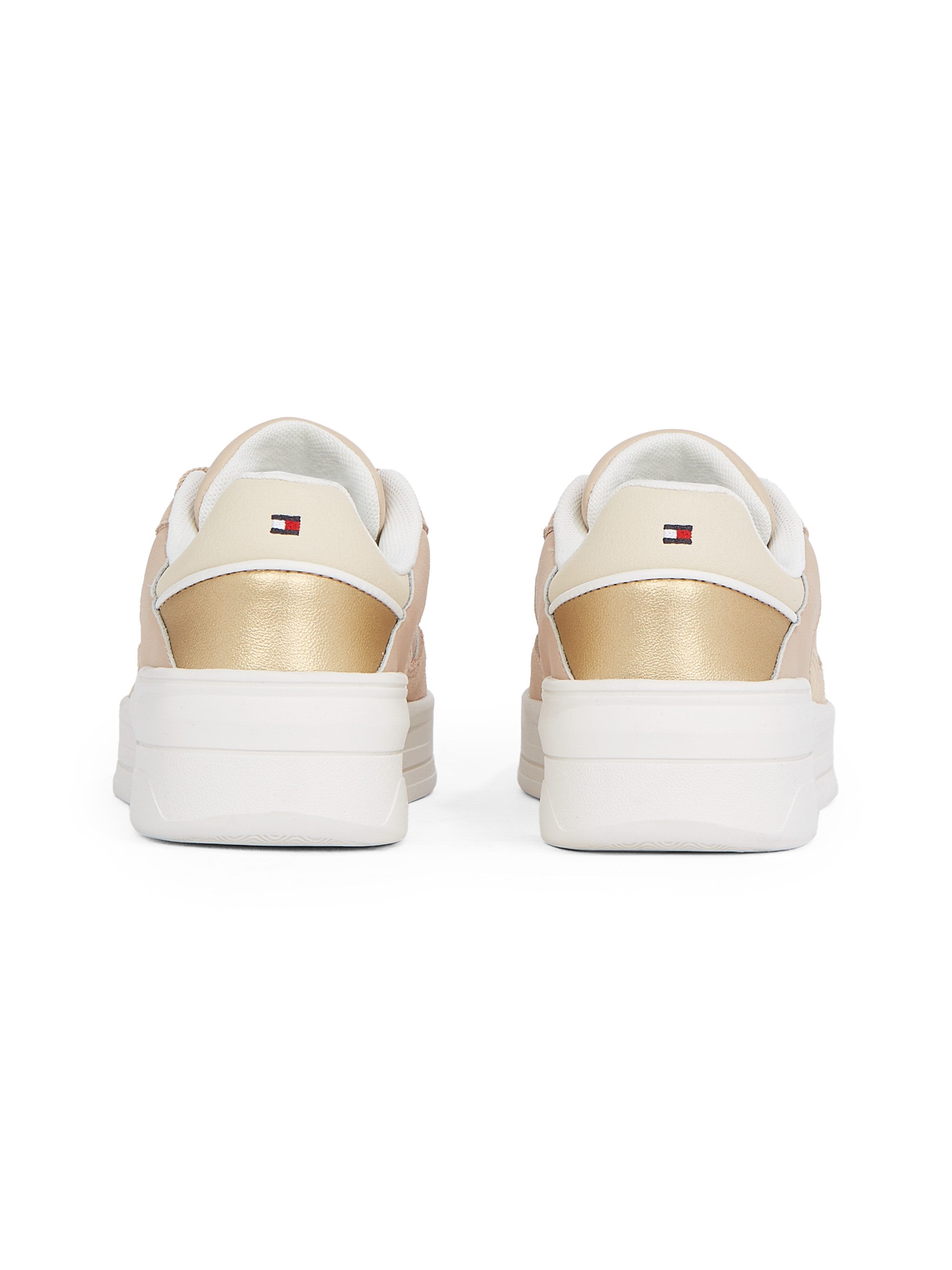 Tommy Hilfiger Plateausneakers ESSENT BASKET SNEAKER METALLIC vrijetijdsschoen lage schoen veterschoen met zijlogo-vlag