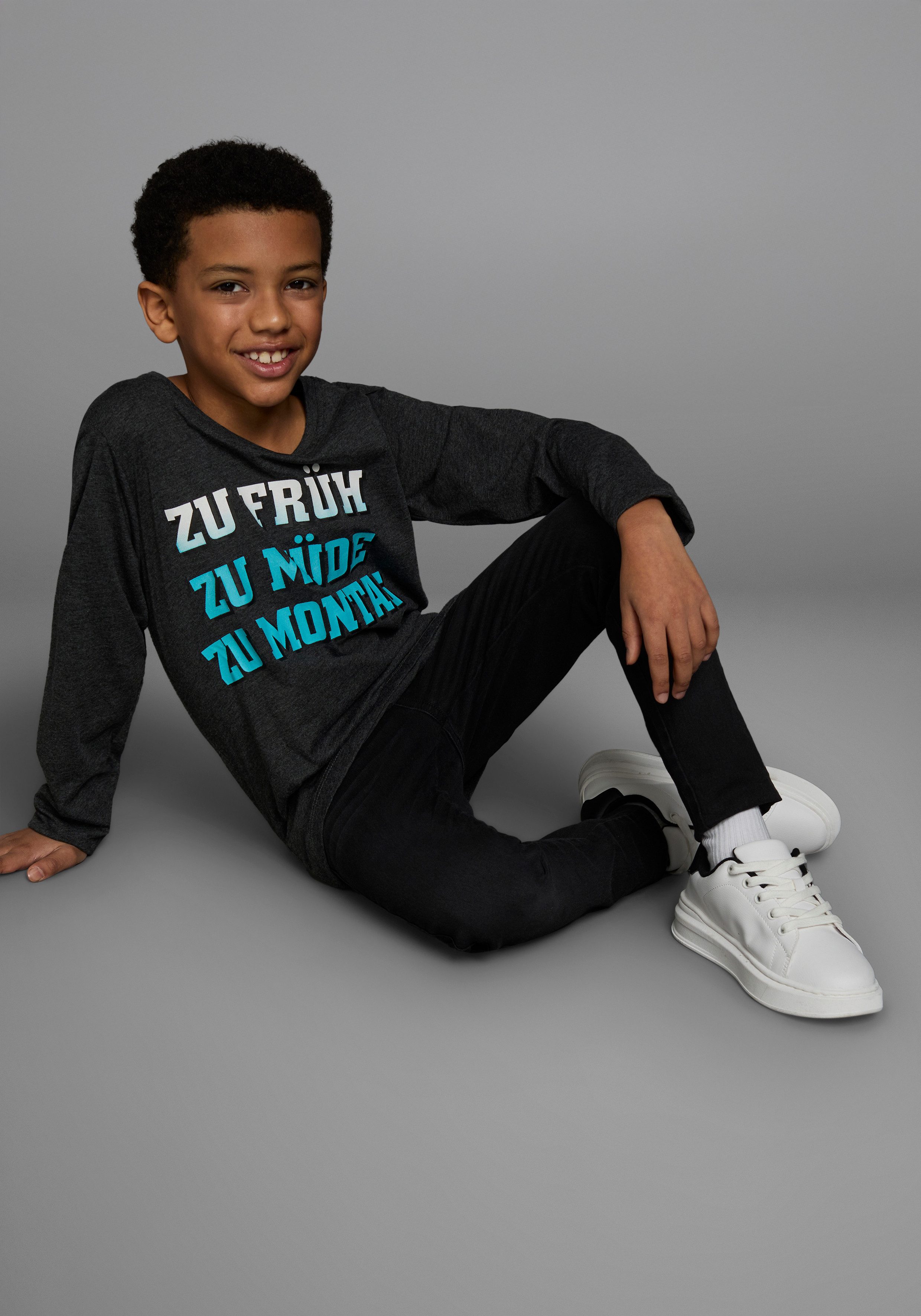 KIDSWORLD Shirt met lange mouwen ZU FRÜH, ZU MÜDE, ZU MONTAG Lange mouwen, basic pasvorm, met stijlvolle print, ronde hals