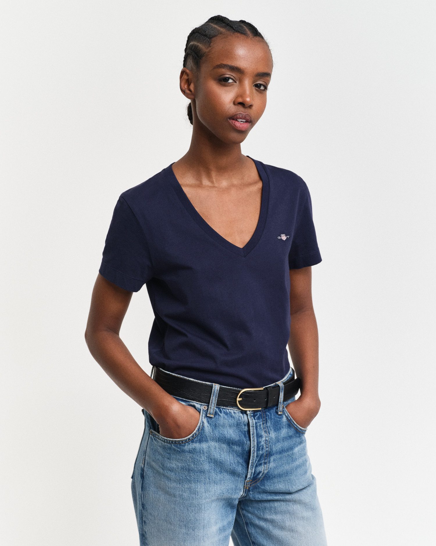 Gant T-shirt REG SHIELD KA V-NECK T-SHIRT met een klein geborduurd logo op de borst