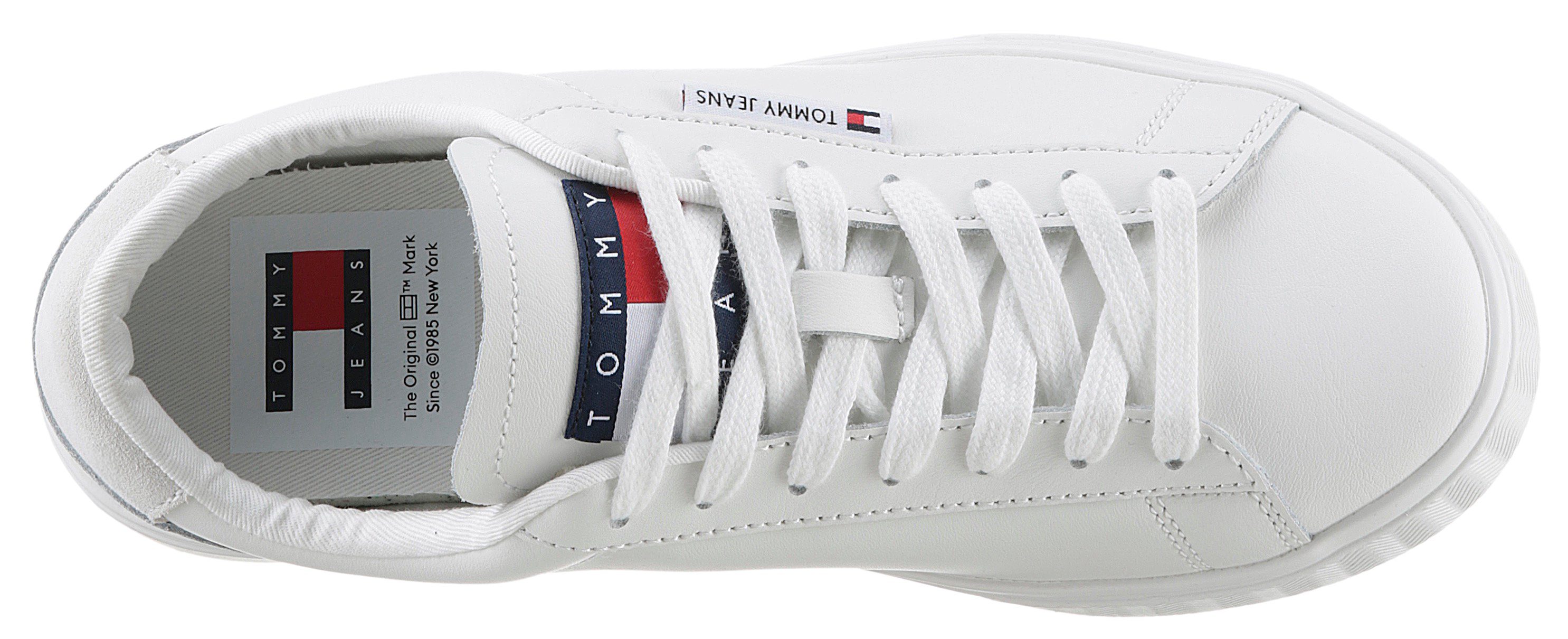 TOMMY JEANS Plateausneakers TJW CUPSOLE SNEAKER ESS met logo-patch op de tong, vrijetijdsschoen, lage schoen, veterschoen