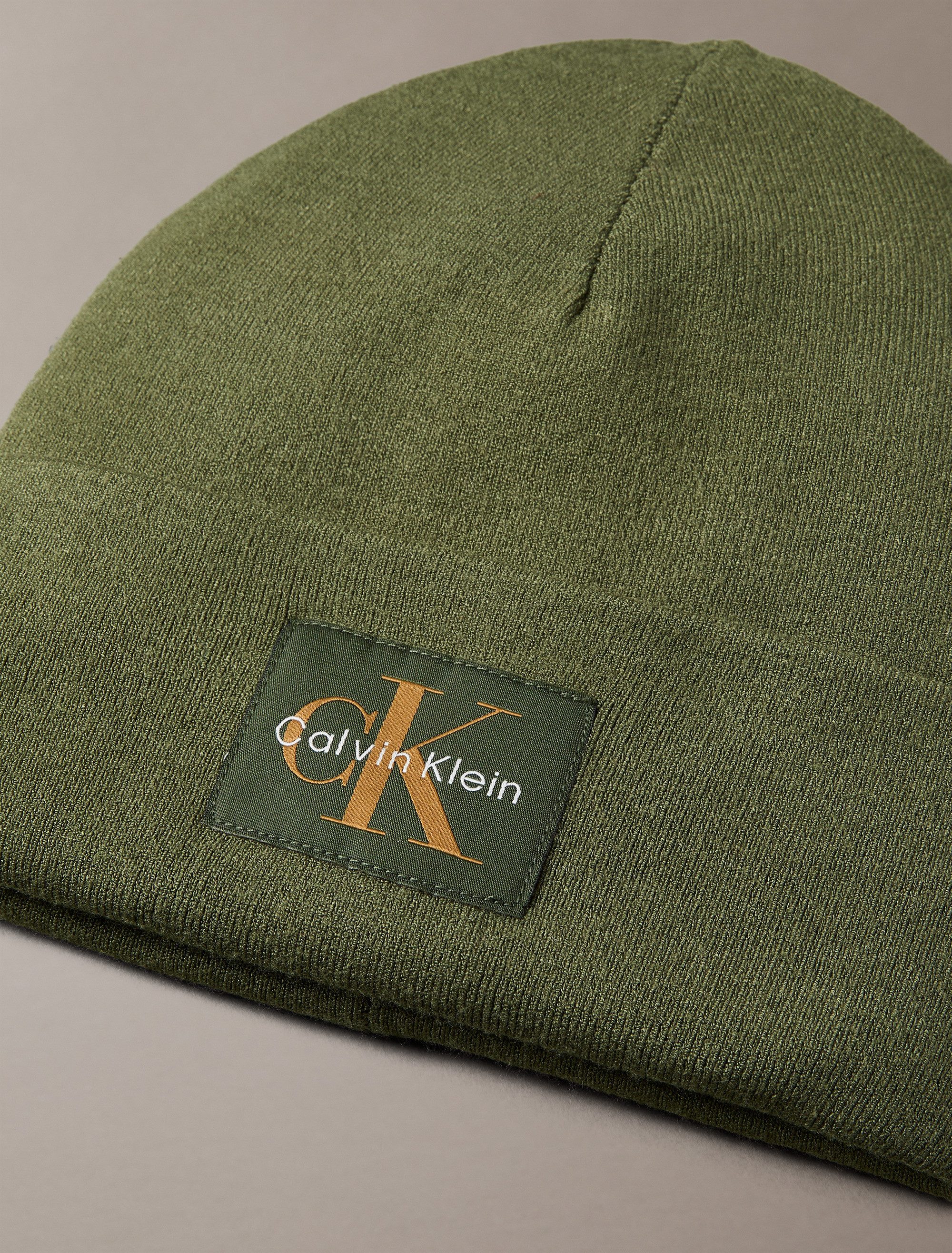 Calvin Klein Gebreide muts MONO LOGO PATCH BEANIE