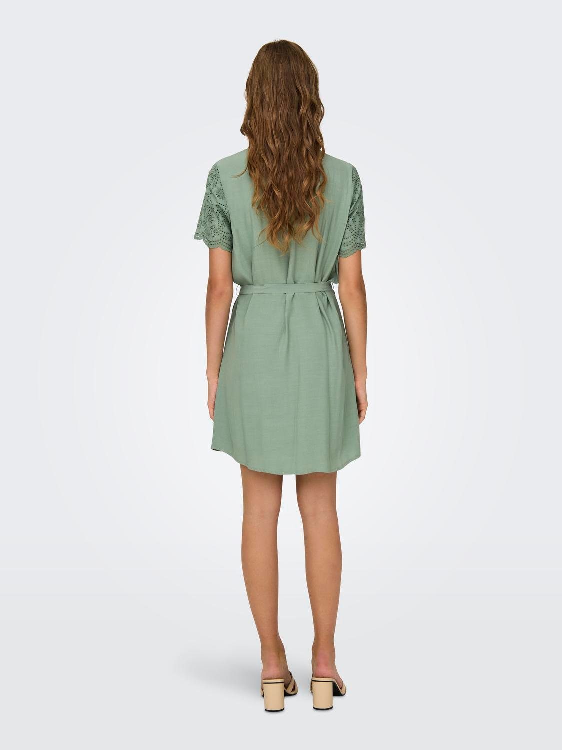 Only Mini-jurk ONLJODIE ROU SS V-NECK DRESS WVN