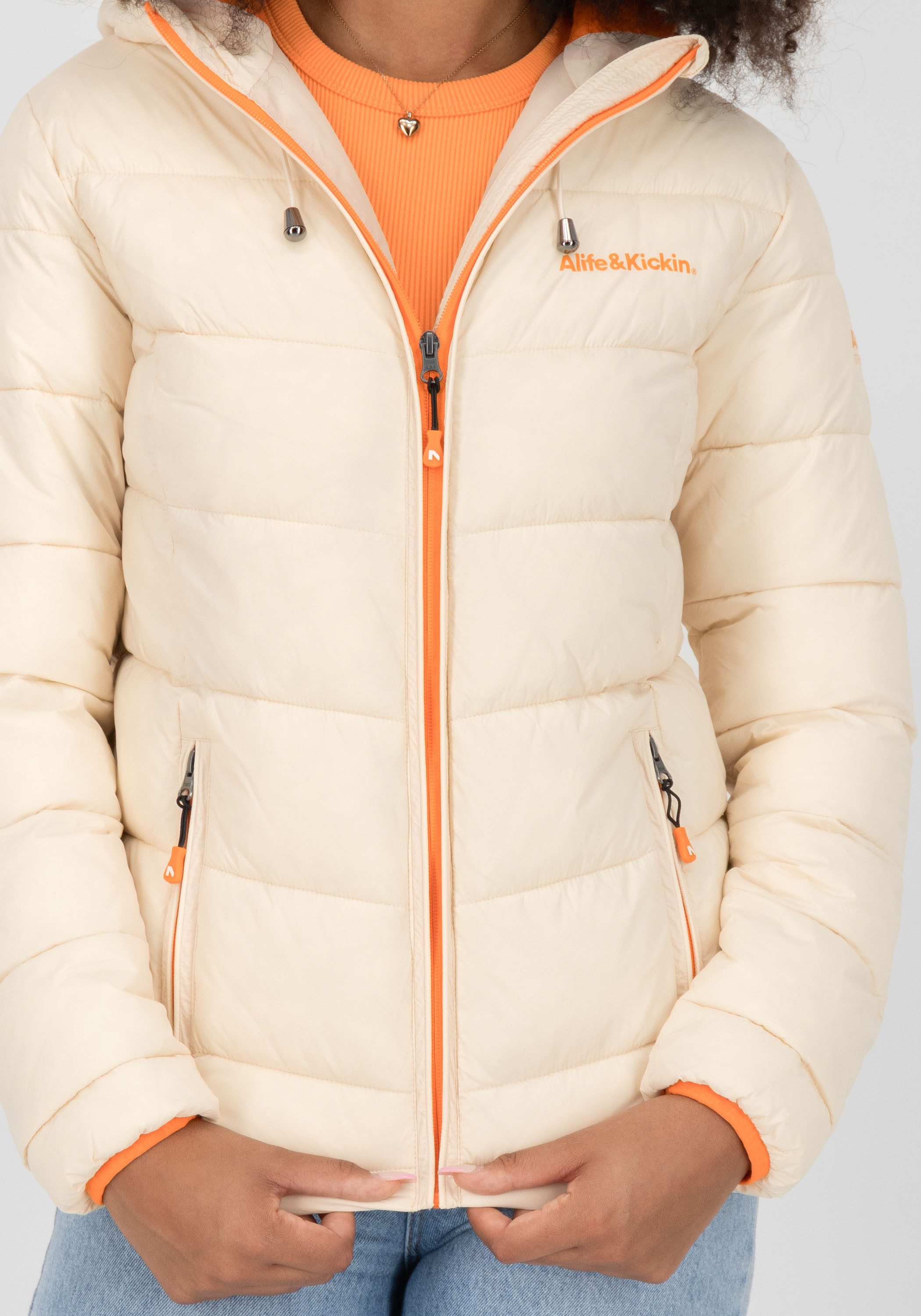 Alife & Kickin Gewatteerde jas AndriaAK lichte getailleerde tussenjas met brede stiksels en capuchon