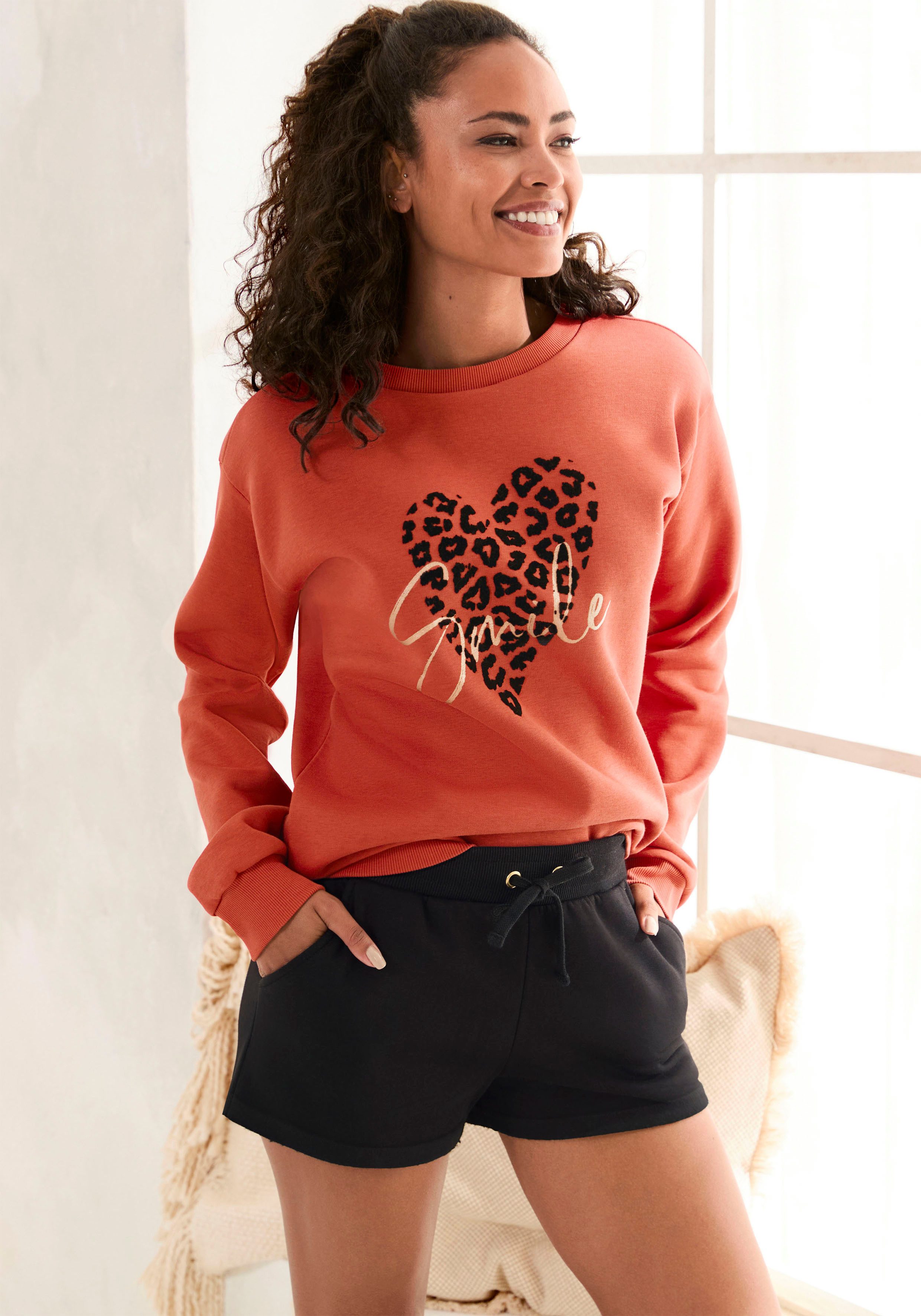 Lascana Sweatshirt Lounge shirt met hart-leo-print loungewear