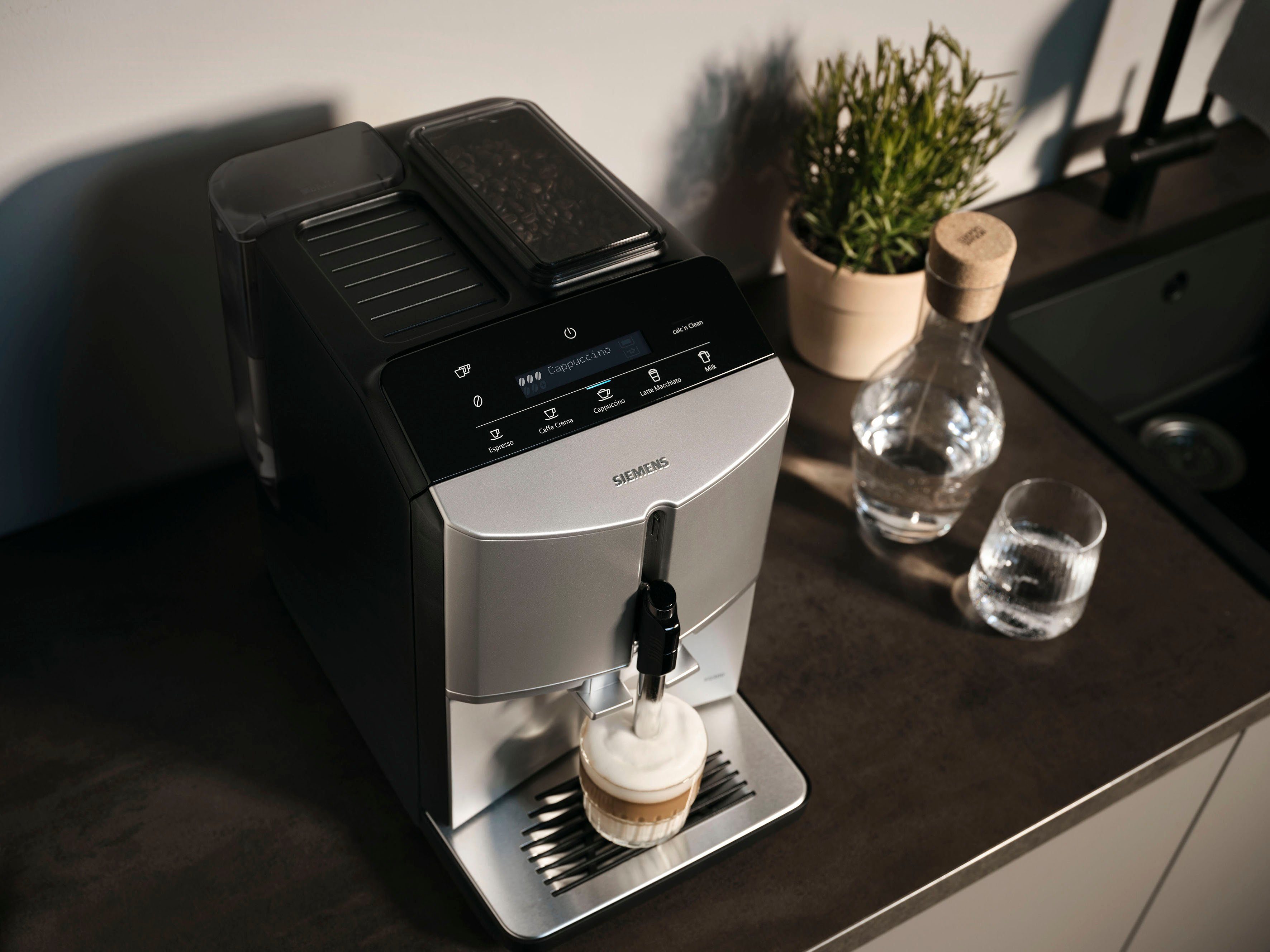SIEMENS Volautomatisch koffiezetapparaat EQ300 TF303E07, veel koffiespecialiteiten, OneTouch-functie, gebruiksvriendelijk display, keramische molen, zilver metallic