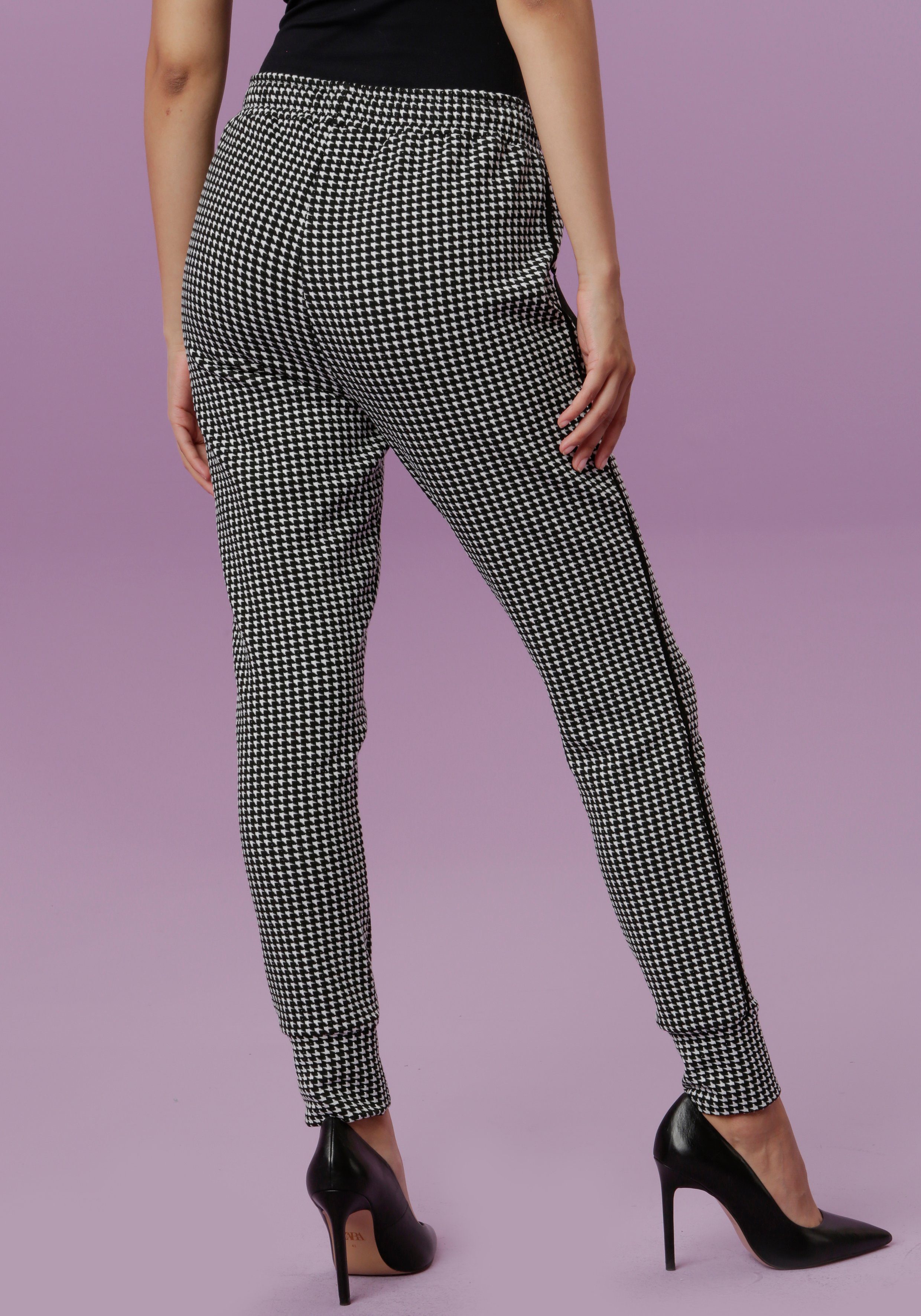 Aniston CASUAL Comfortbroek met trendy pied-de-poulemotief en piping langs de zijnaden