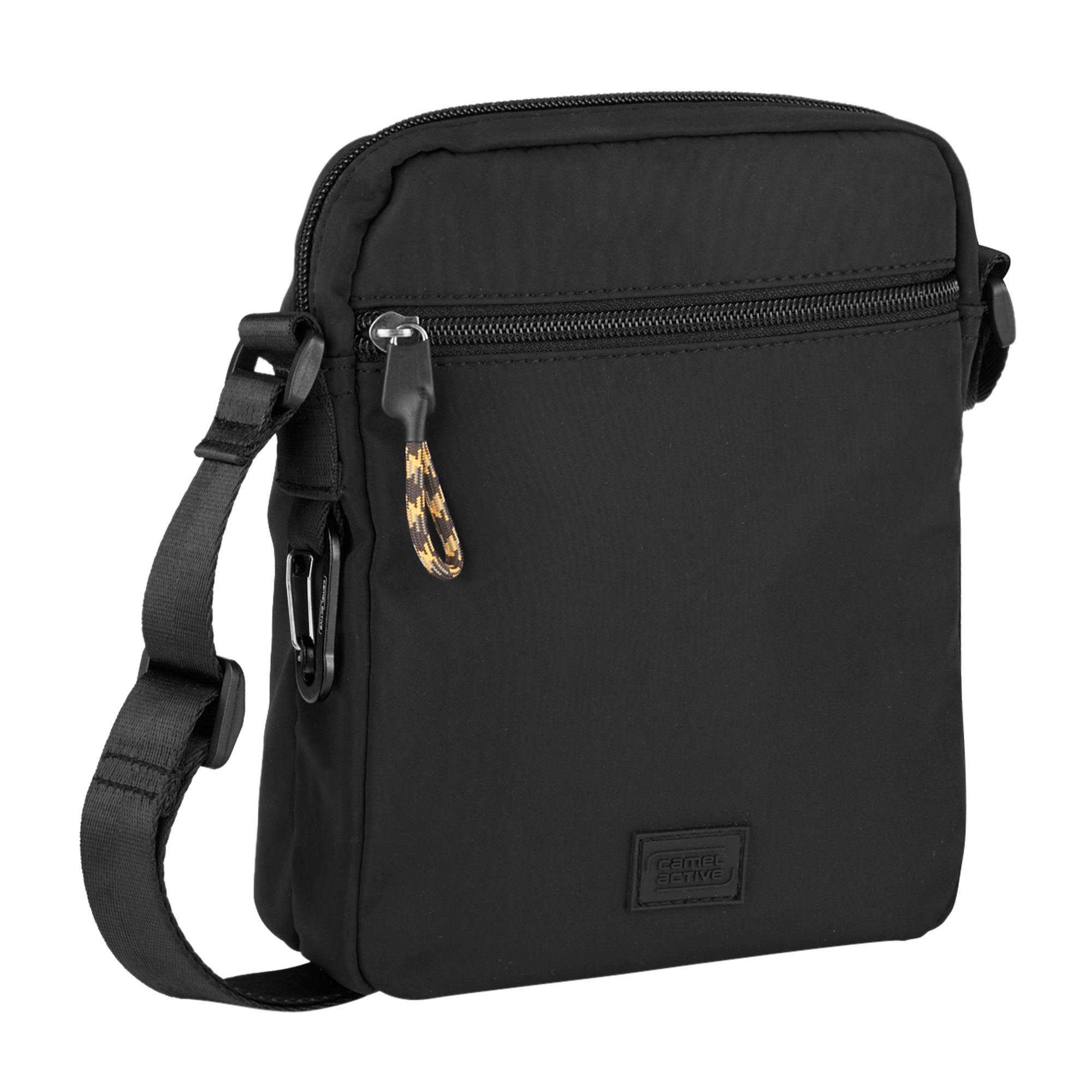camel active Schoudertas Terra van gerecycled nylon en volumineus aangebrachte zakken