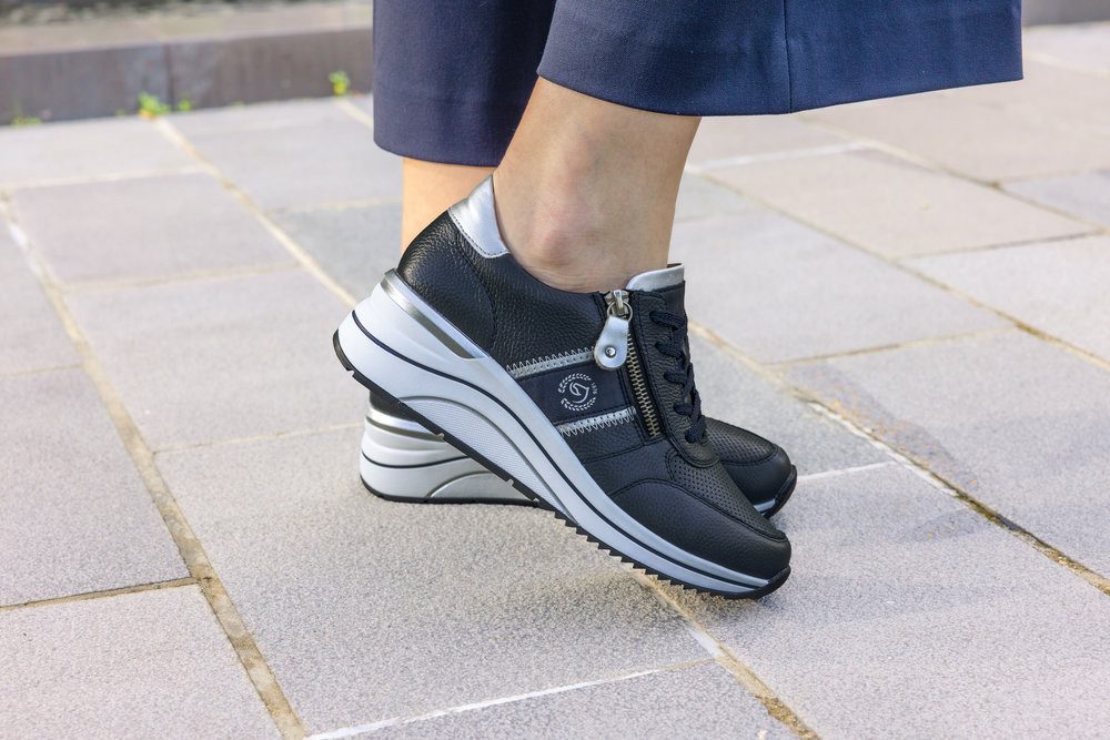 Remonte Sneakers met sleehak , vrijetijdsschoen, lage schoen, veterschoen met metallic contrastaccenten