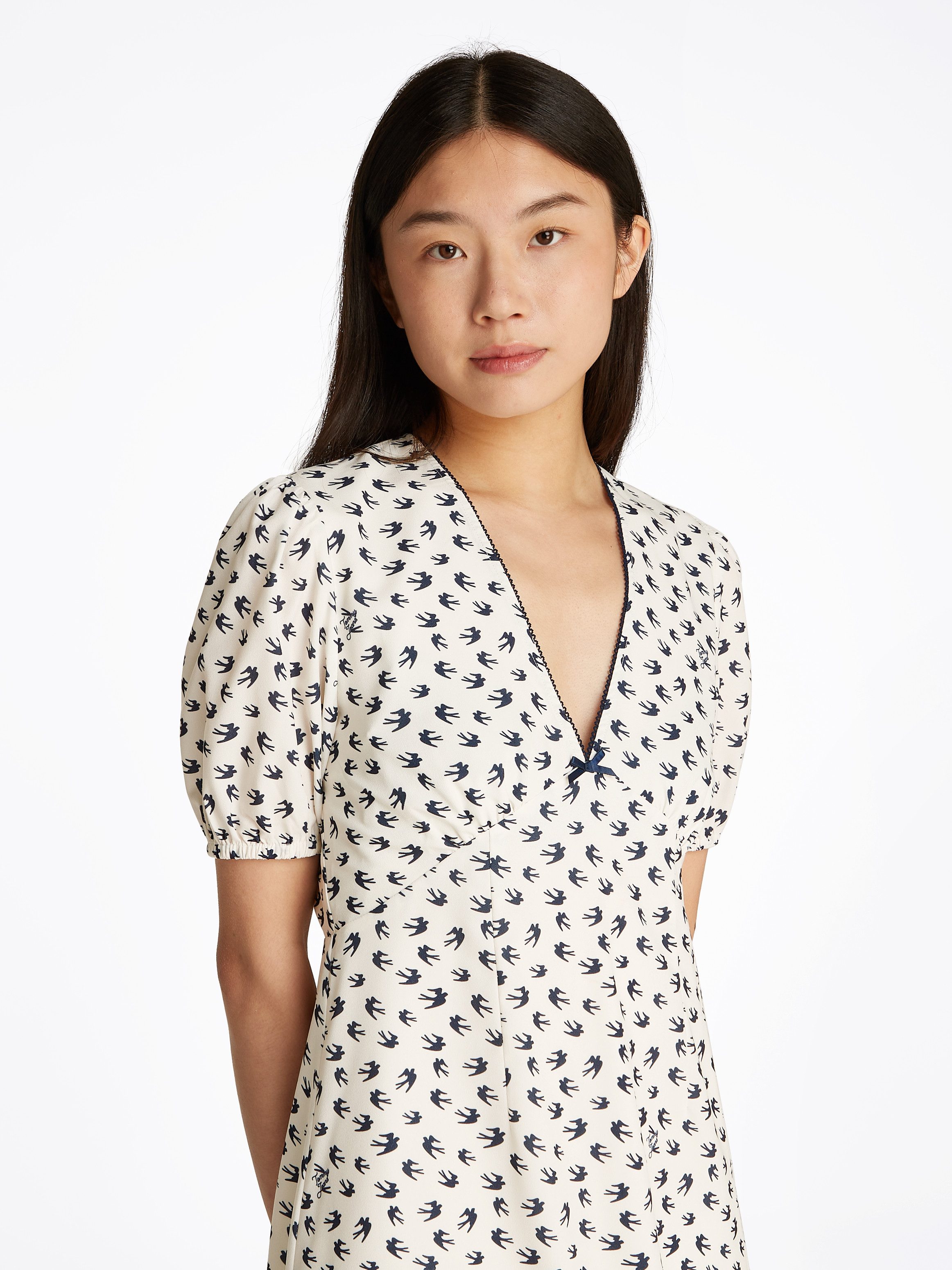 TOMMY JEANS Mini-jurk TJW SS CREPE MINI DRESS met strikdetail, vogelpatroon