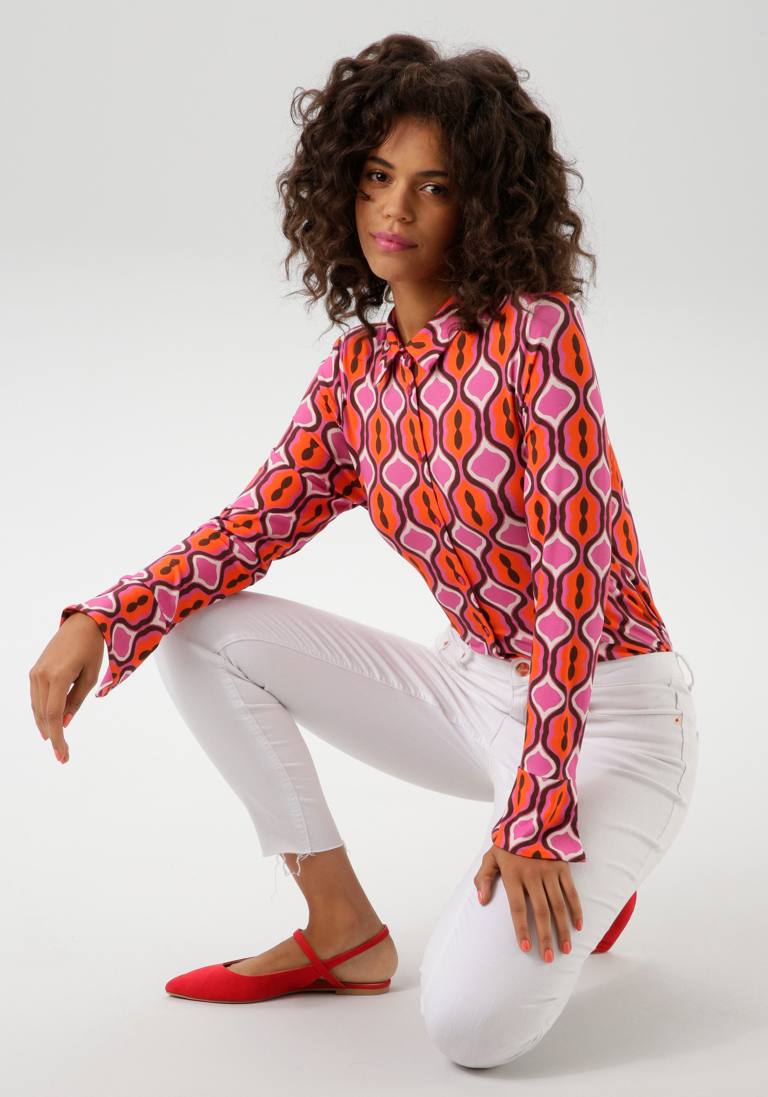 Aniston CASUAL Overhemdblouse met extravagante kleurrijke retro-patroon