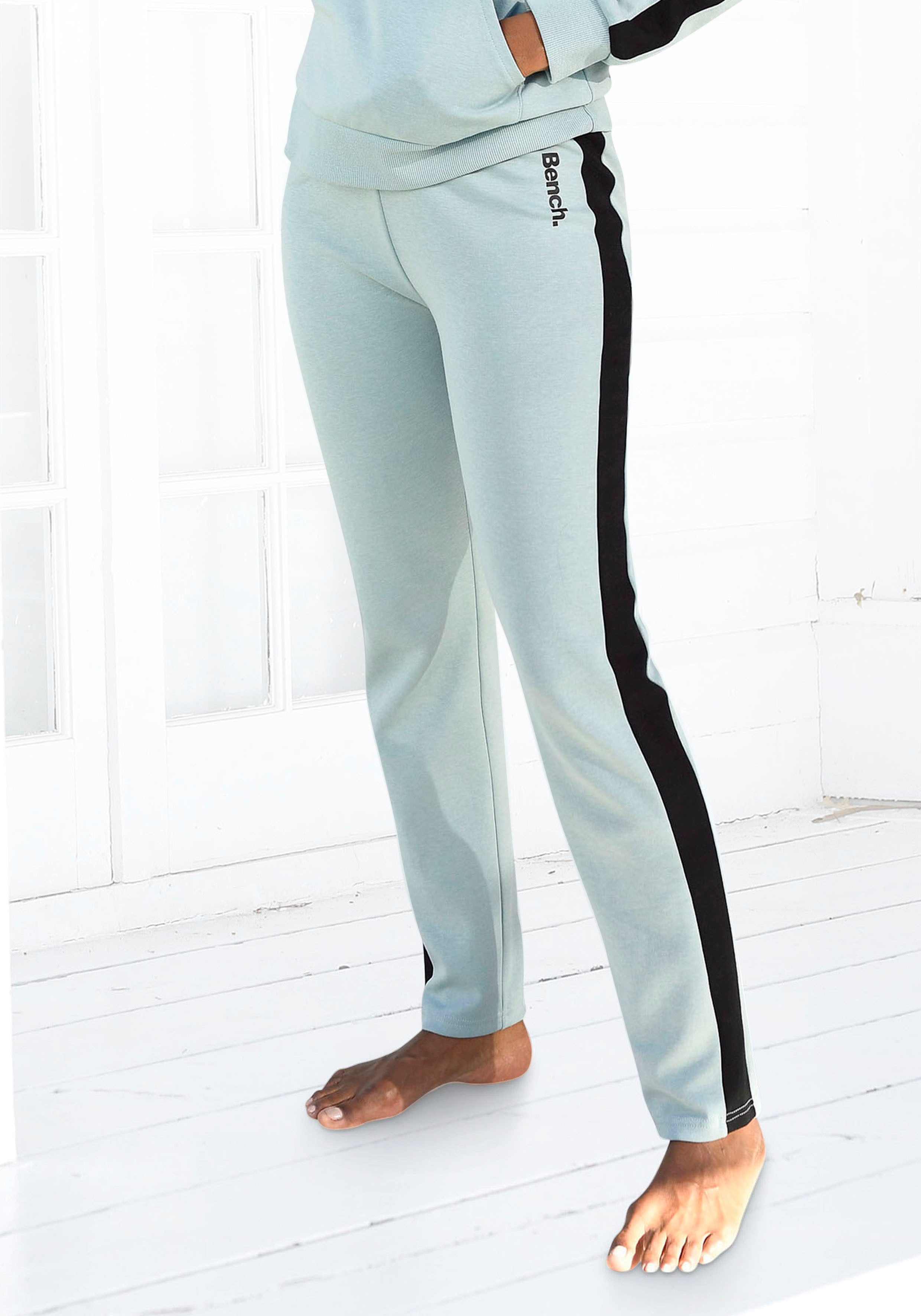 Bench. Loungewear Loungebroek met zijstrepen en rechte pijpen, loungepak