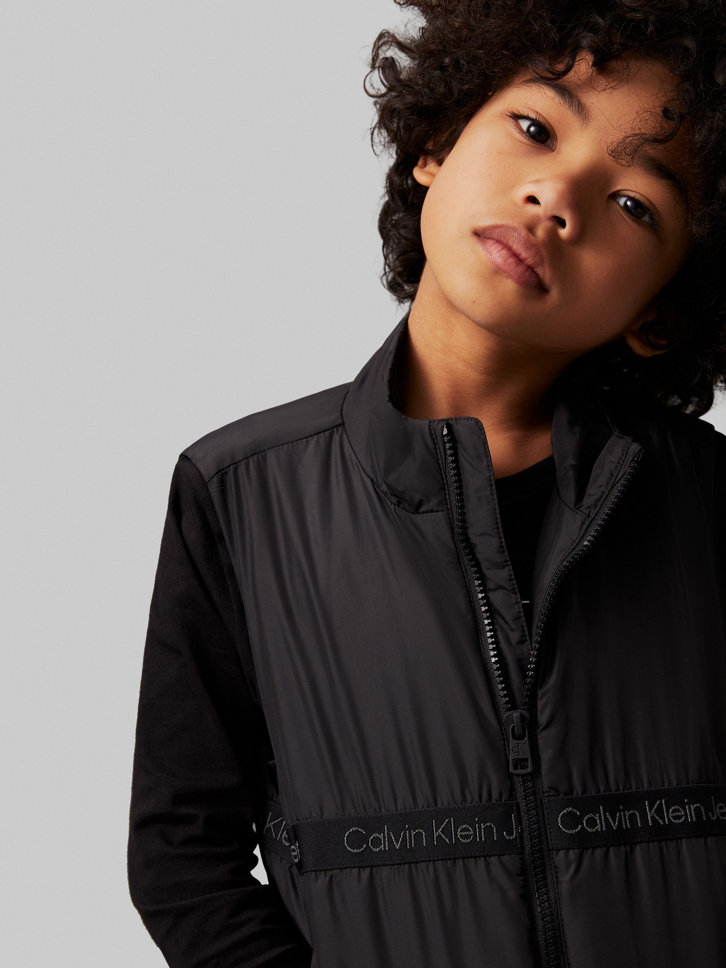 Calvin Klein Korte bodywarmer BOXY LIGHT PADDED TAPE VEST voor kinderen tot 16 jaar met merklabel