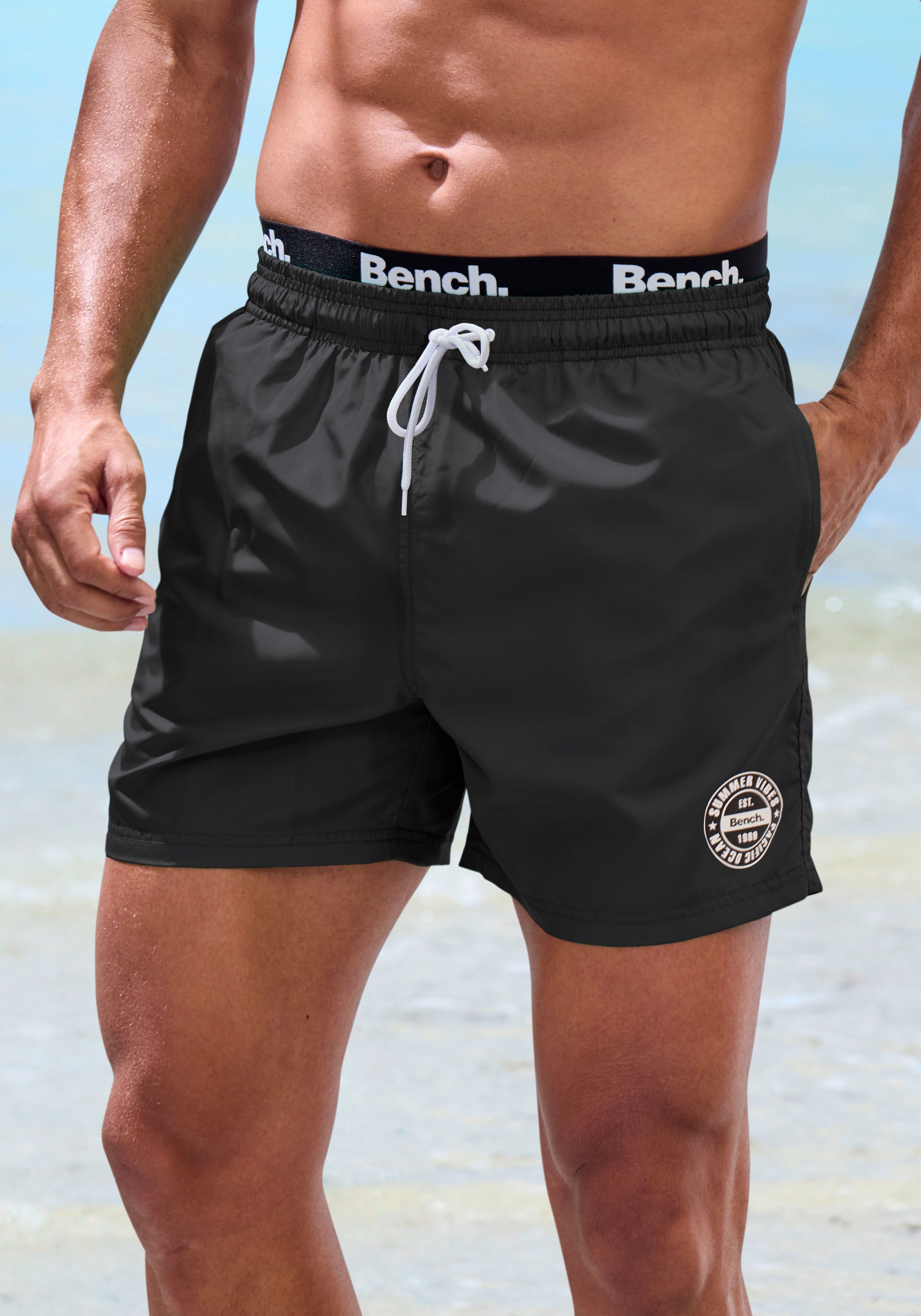 Bench. Zwembroek met modern logo-band