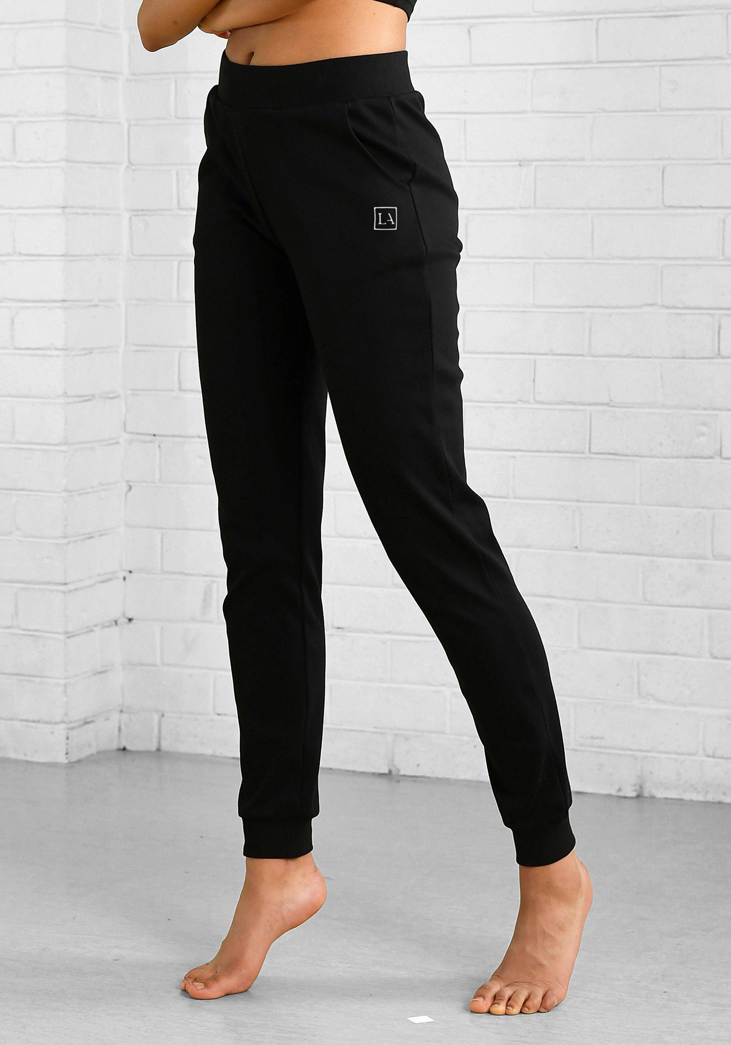 active by Lascana Joggingbroek in een smal model met boord
