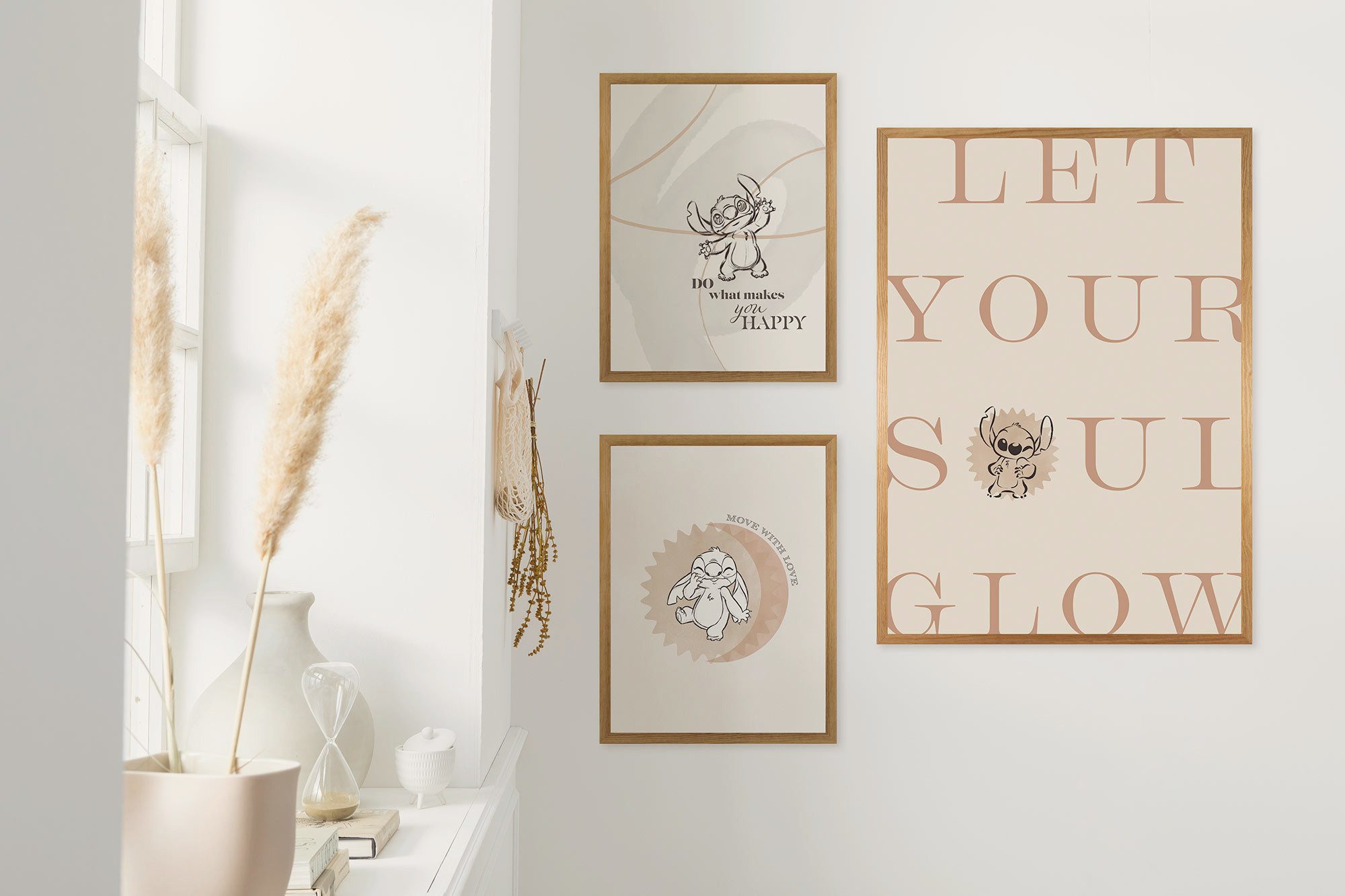 Komar Artprint Disney Lilo and Stitch Do What Makes You Happy 300 x 280 cm (breedte x hoogte) - behang, vlies, woonkamer, slaapkamer (1 stuk)