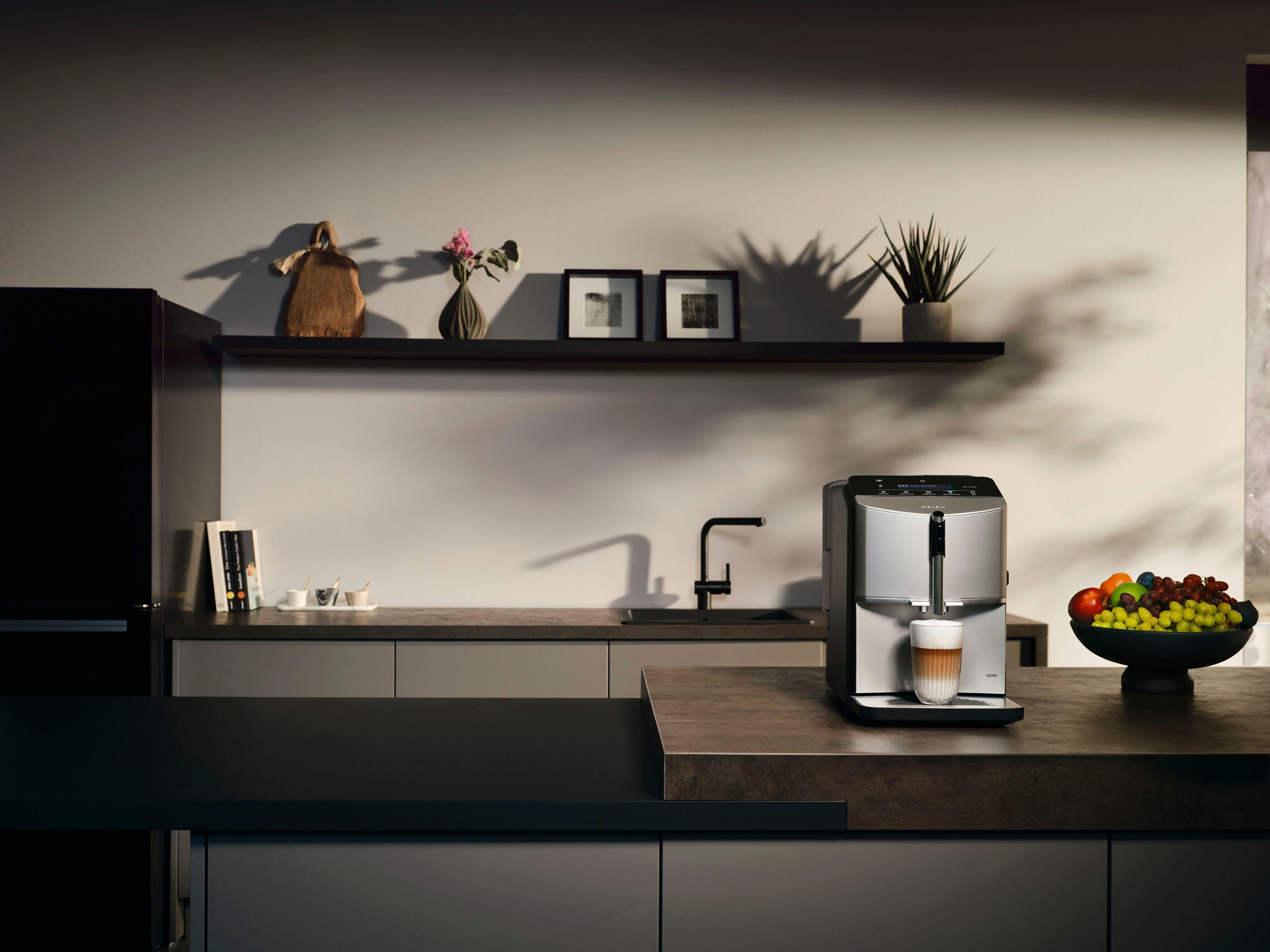 SIEMENS Volautomatisch koffiezetapparaat EQ300 TF303E07, veel koffiespecialiteiten, OneTouch-functie, gebruiksvriendelijk display, keramische molen, zilver metallic