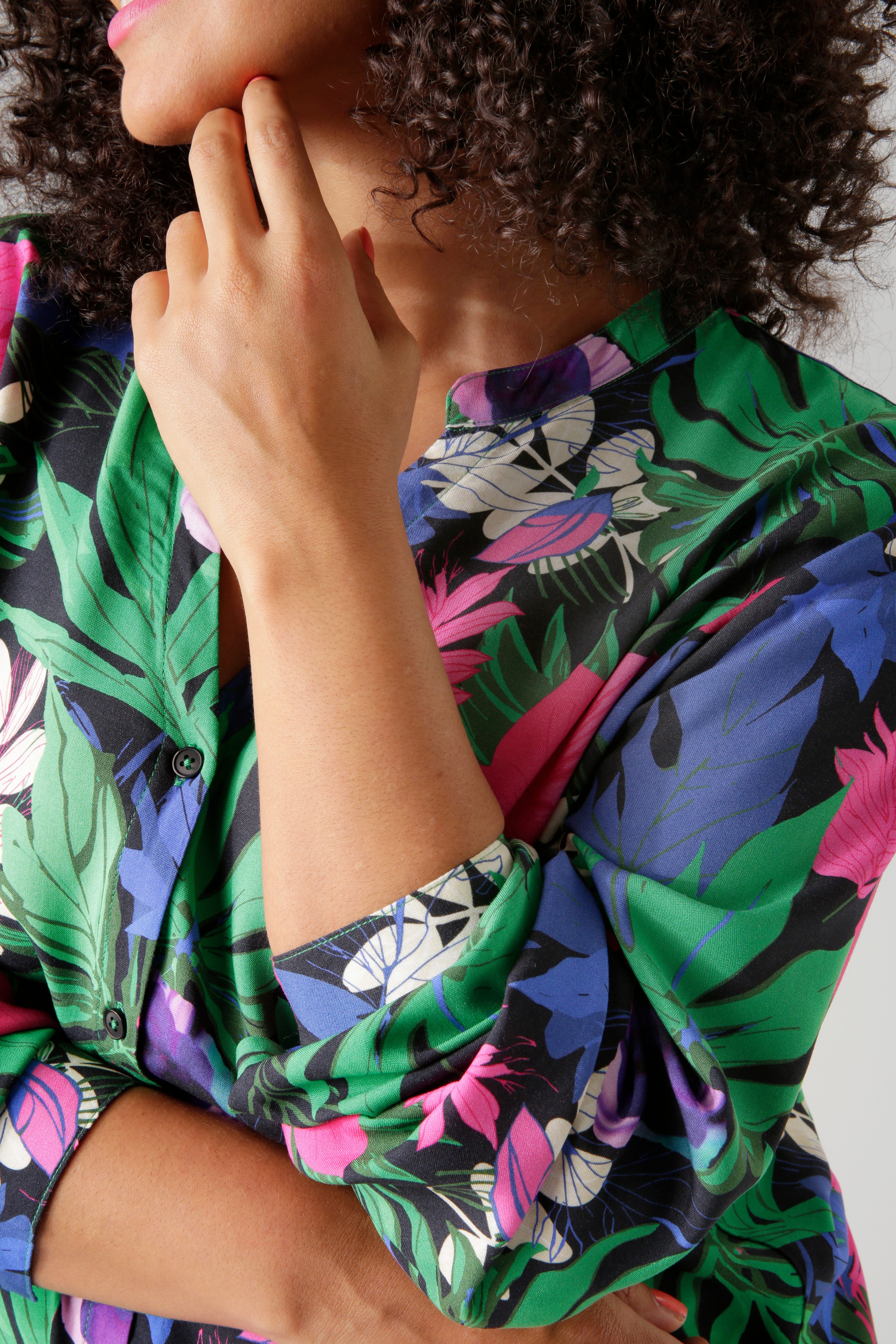 Aniston PLUS Lange blouse met tropische bloemen en bladeren bedrukt - nieuwe collectie