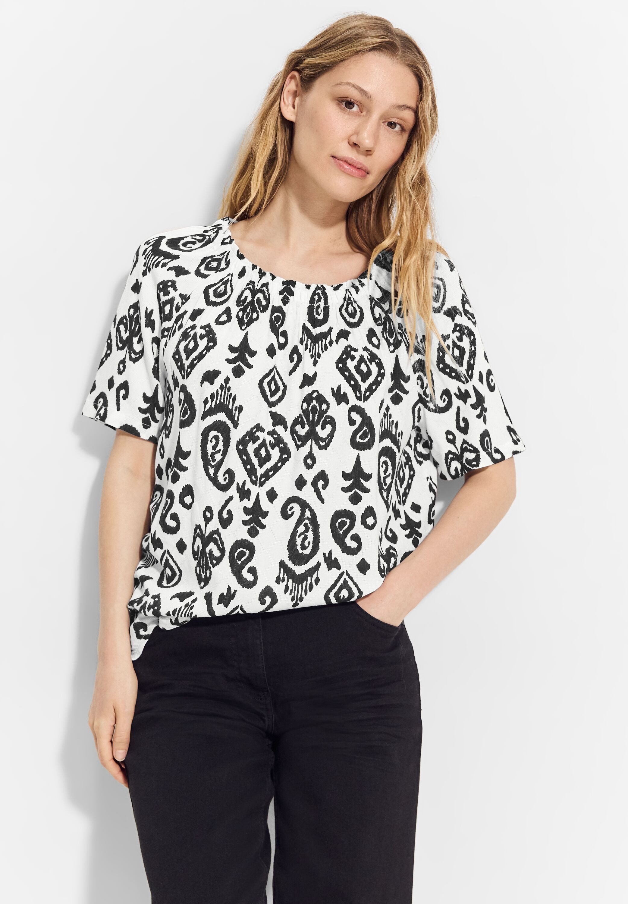 Cecil Blouse met carmenhals met een ornamentmotief