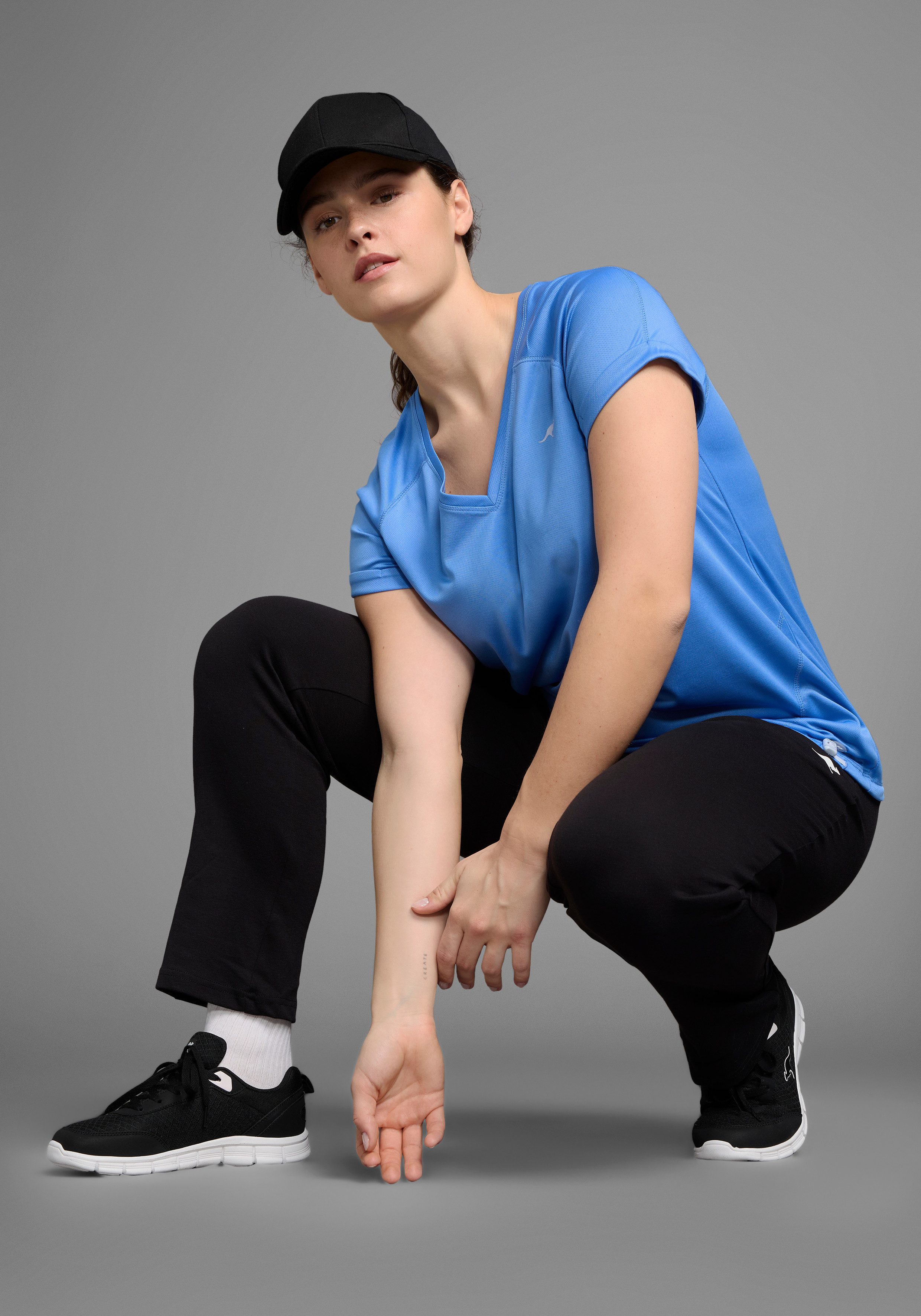 KangaROOS Functioneel shirt Korte mouwen, figuurvolgend, heupbedekkend, met V-hals