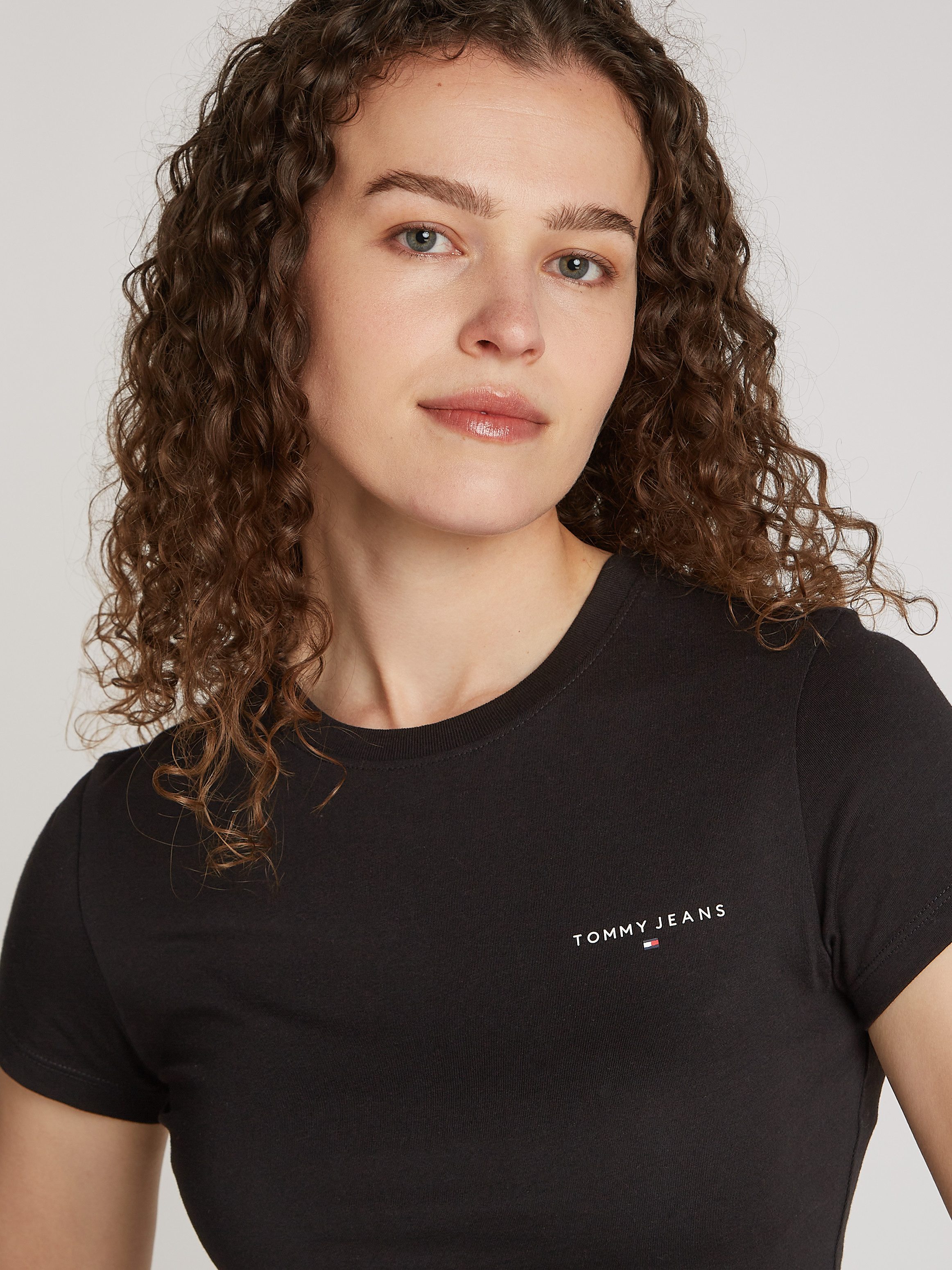 TOMMY JEANS T-shirt TJW SLIM LINEAR TEE met een logo-opschrift