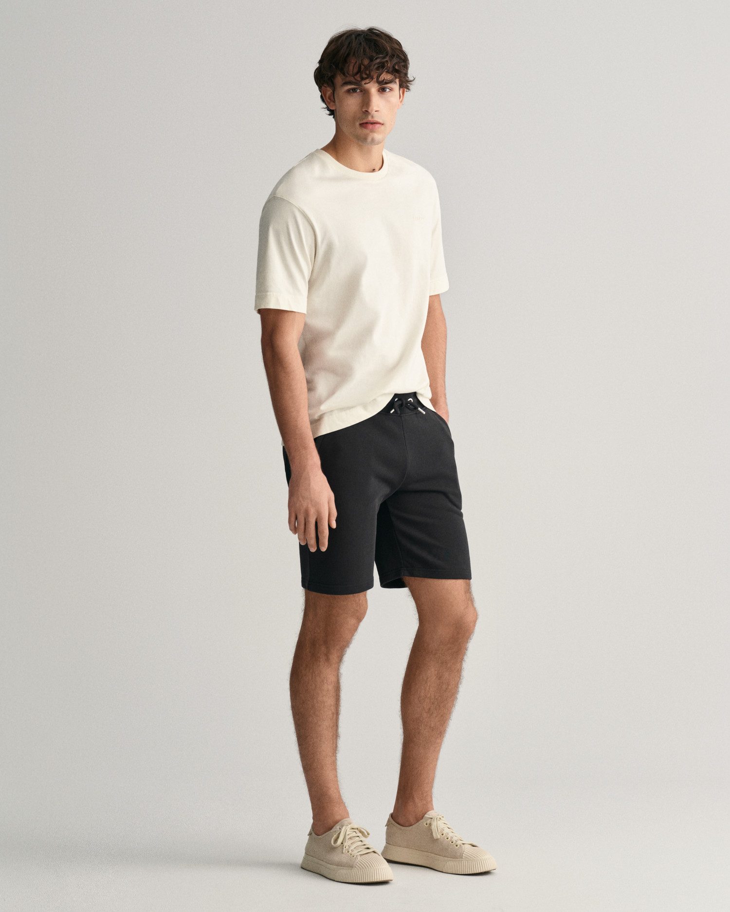Gant Sweatshort REG SHIELD SWEAT SHORTS met een kleine logo-borduur onder de insteekzak