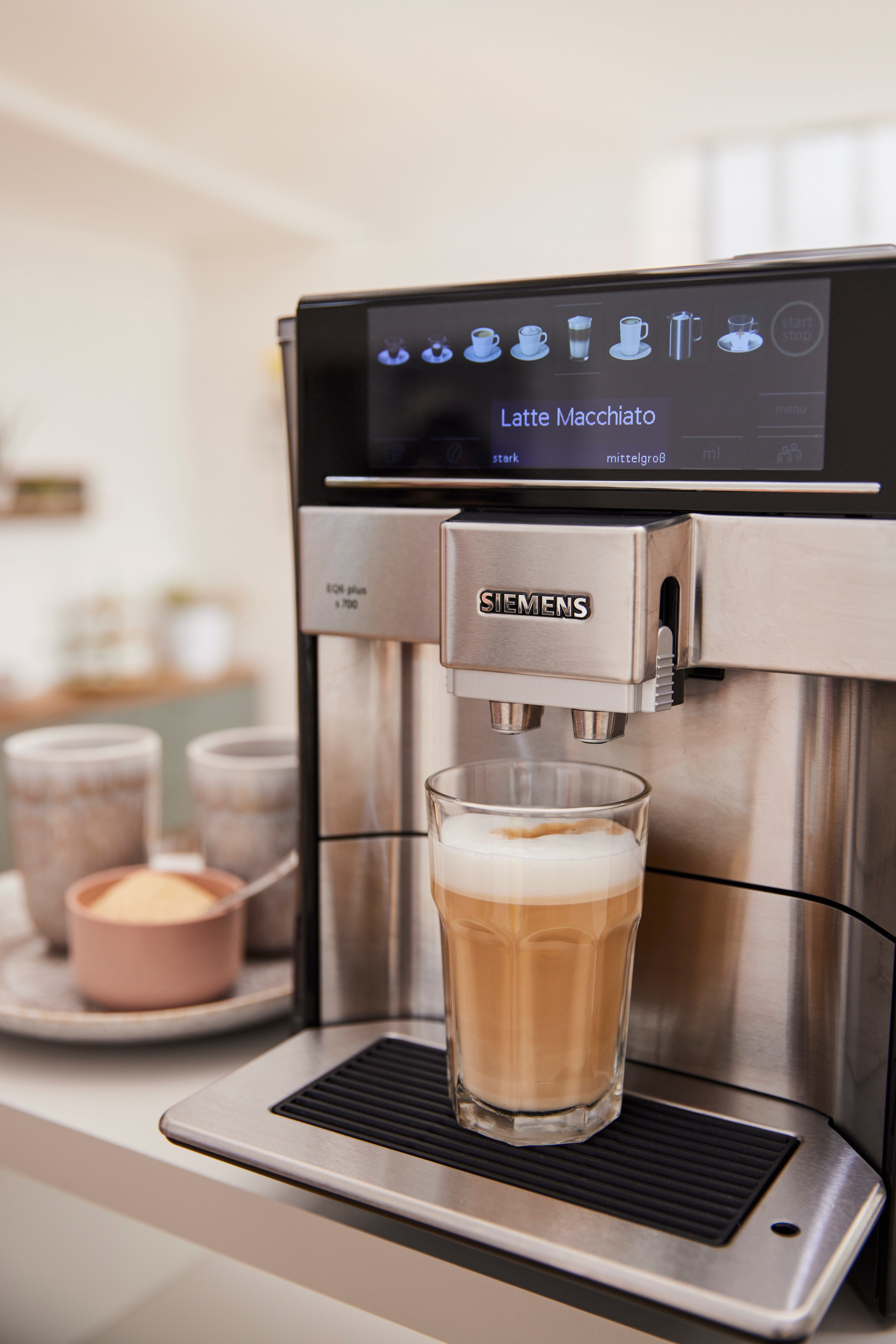 SIEMENS Volautomatisch koffiezetapparaat EQ6 plus s700 TE657503DE, dubbele tasfunctie, keramische maalwerk, veel koffiespecialiteiten, automatische stoomreiniging, roestvrij staal