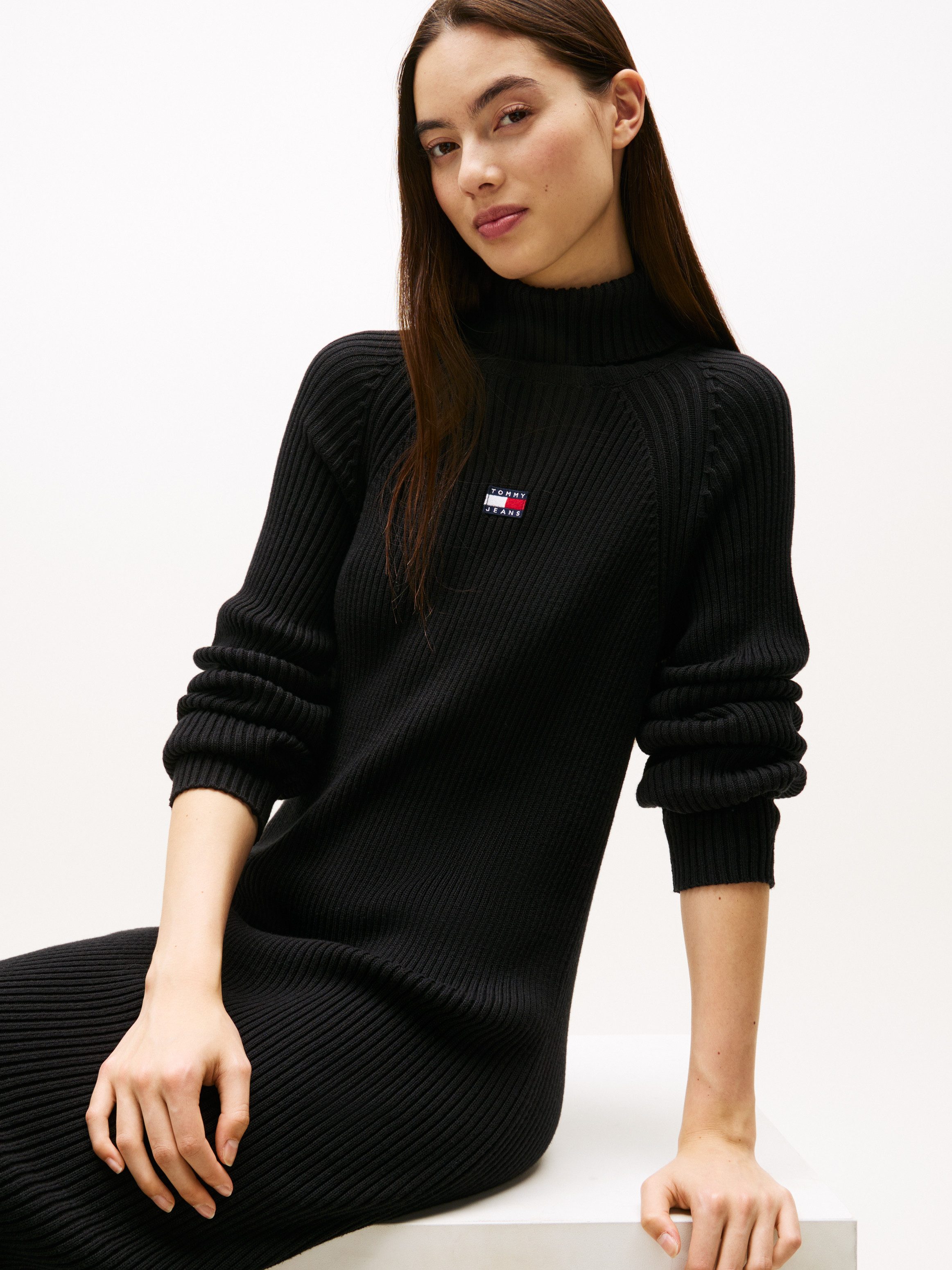 TOMMY JEANS Gebreide jurk TJW MOCKNECK BADGE SWEATER DRESS