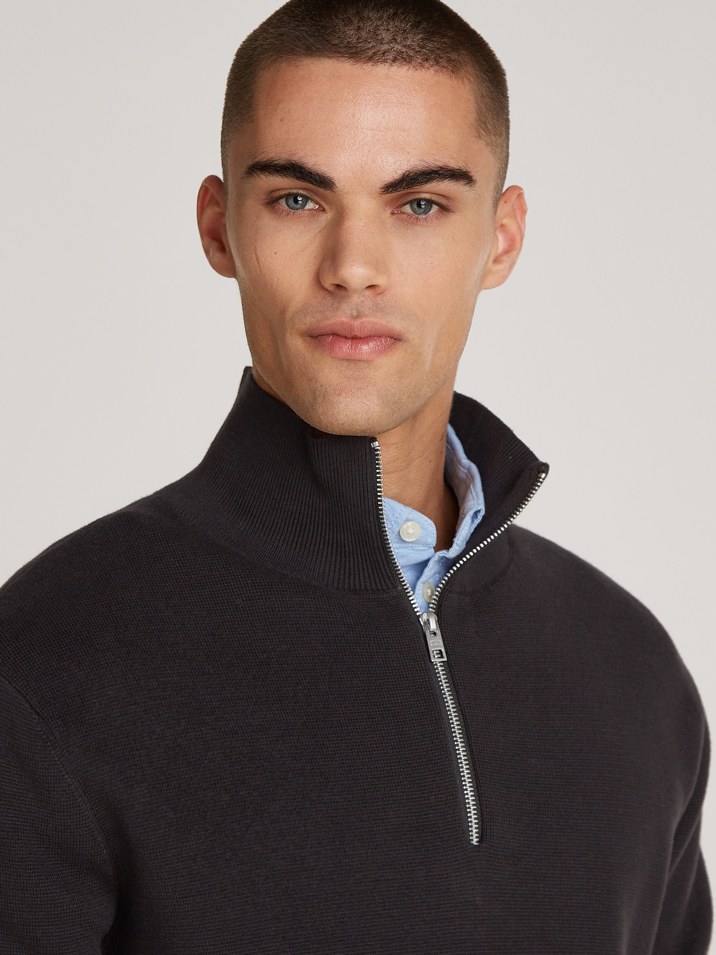 TOMMY JEANS Gebreide trui TJM REG HALF ZIP SWEATER met geborduurd merklogo op de mouw