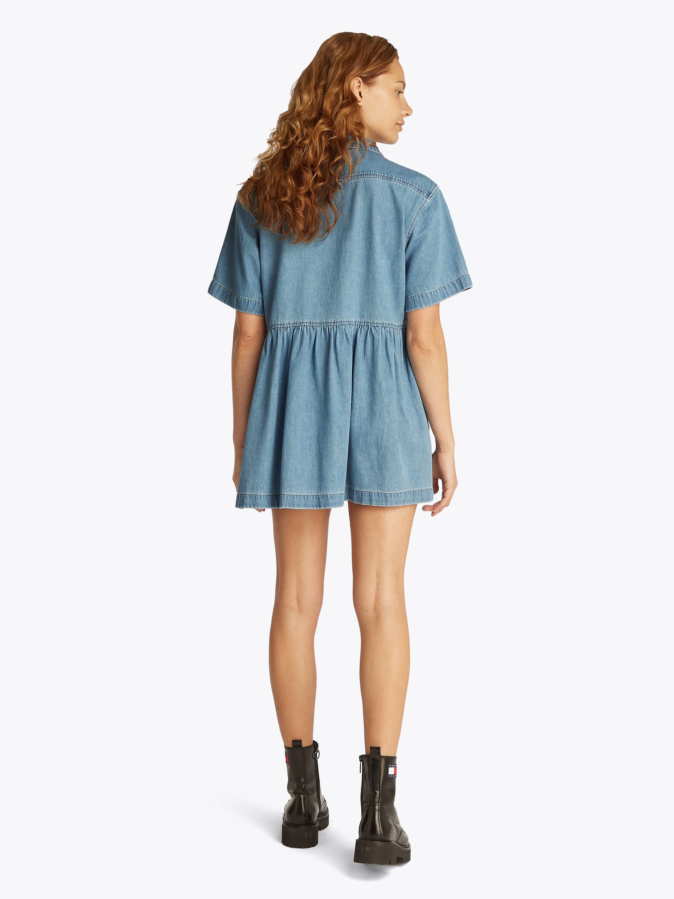 TOMMY Jeans jurk TJW LT DENIM DRESS EXT in mini-lengte, met logo-borduursel, in blauwe was