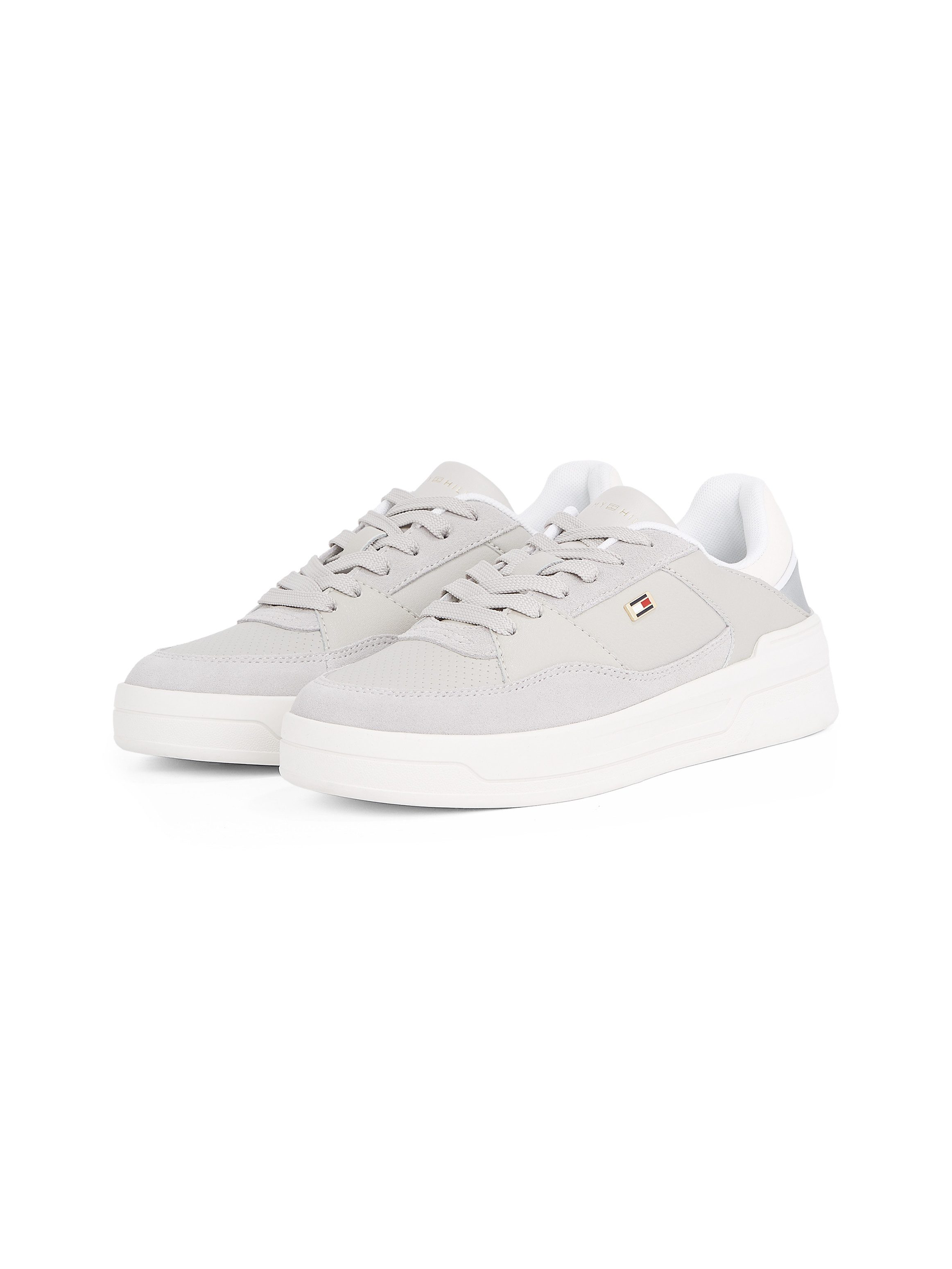 Tommy Hilfiger Plateausneakers ESSENT BASKET SNEAKER METALLIC vrijetijdsschoen, lage schoen, veterschoen met zijlogo-vlag