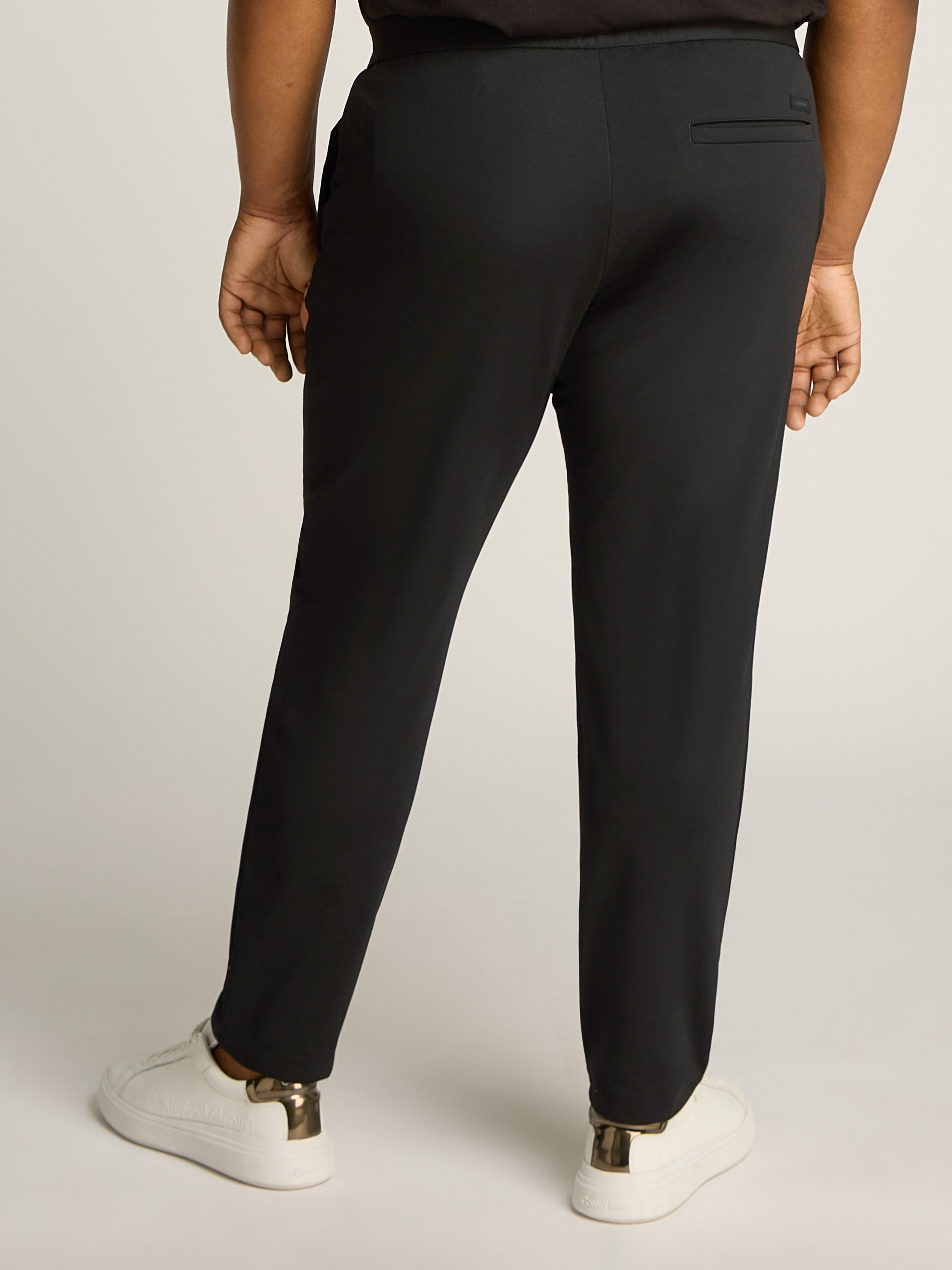 Calvin Klein Chino BT_COMFORT KNIT TAPERED PANT in grote maten met logo-embossing