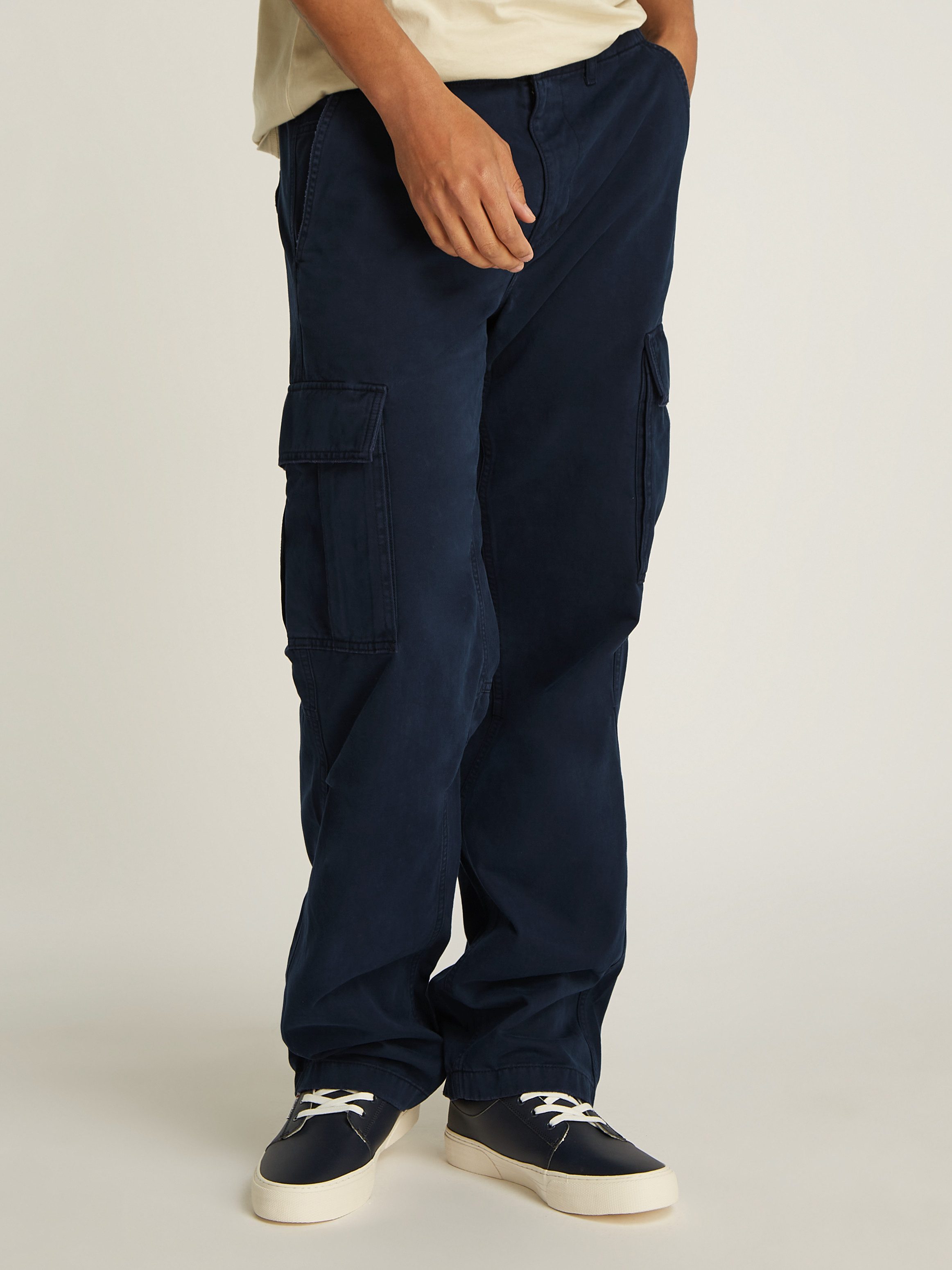 TOMMY JEANS Cargobroek TJM AUSTIN CARGO met geborduurd logo