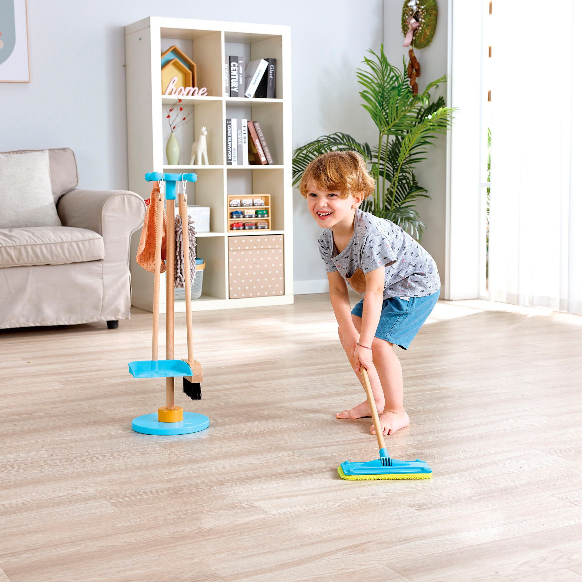Hape Kinderbezem Speelgoed schoonmaakset met opbergstandaard (set, 6-delig)