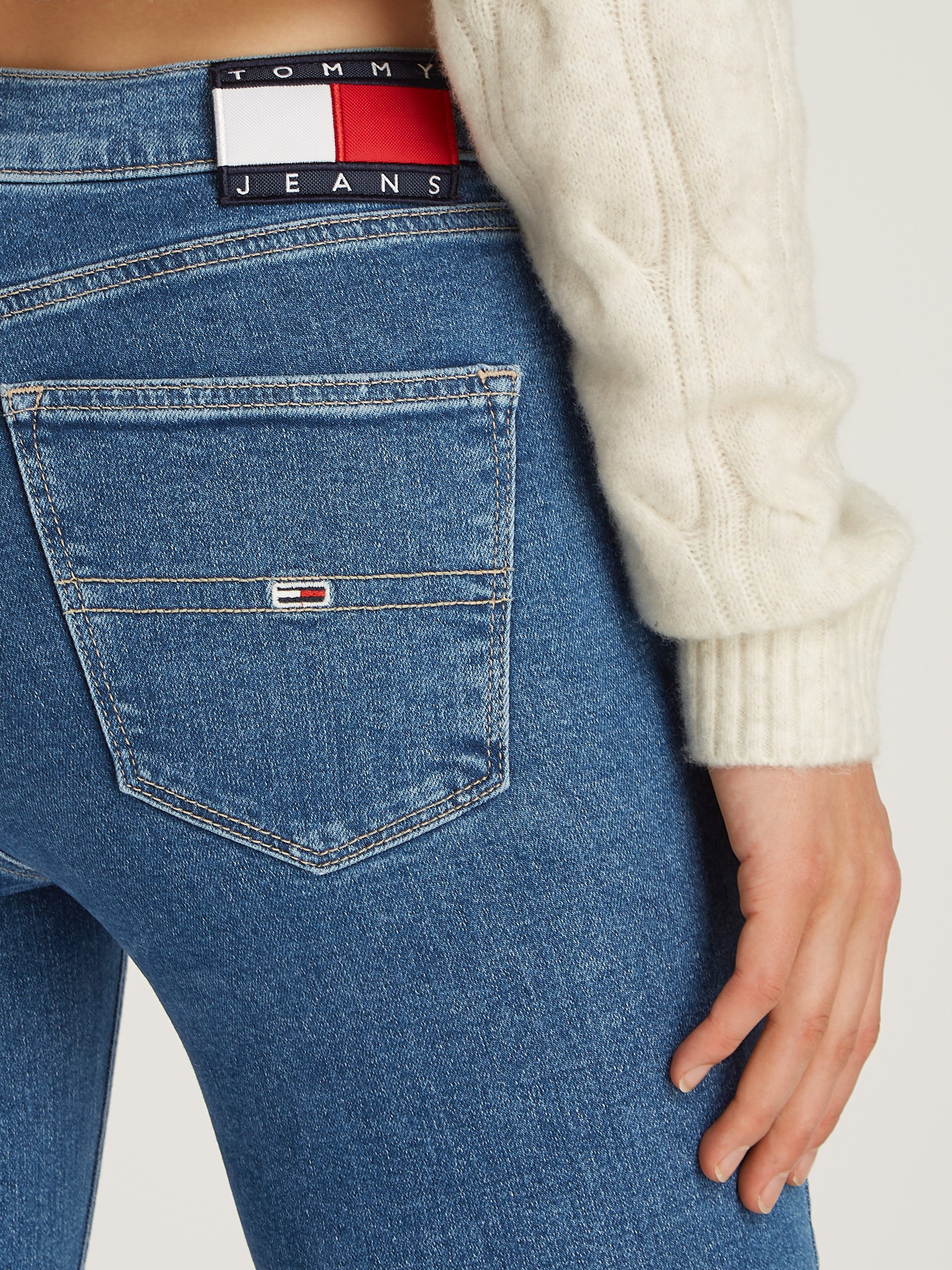 TOMMY JEANS Skinny fit jeans Nora Mid Rise Skinny Fit met wasbeurt met logo-badge