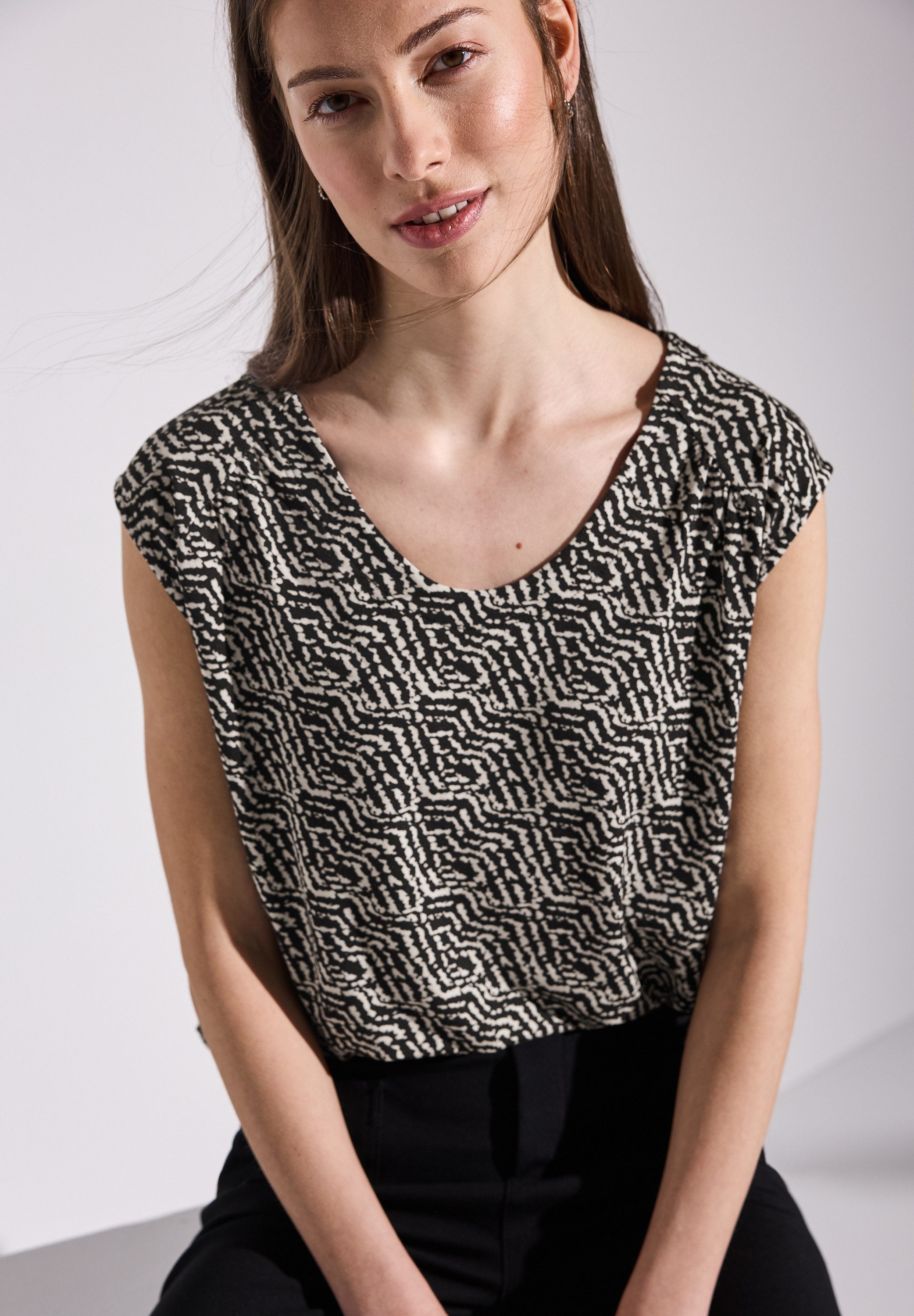 STREET ONE Shirttop met grafisch patroon en v-hals
